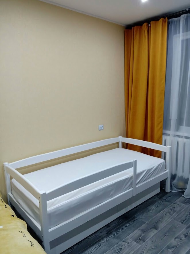 Фото Кровать детская, 900х190, крашеная в белый полу мат. Материал-сосна..