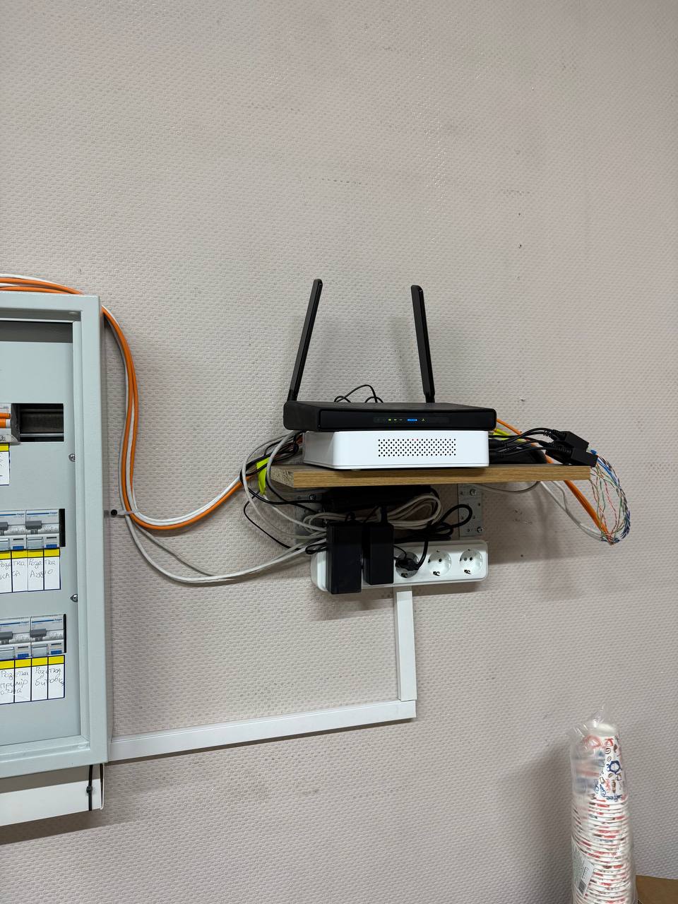 Фото В ТРЦ проспект в магазині одягу було встановлено  відеоспостереження бренду Hikvision для перегляду за працівниками магазину і для відвідувачів магазину. Встановлено відеореєстратор Hikvision, Маршрутизатор - Mikrotik, блок живлення для камер все було налаштовано. 