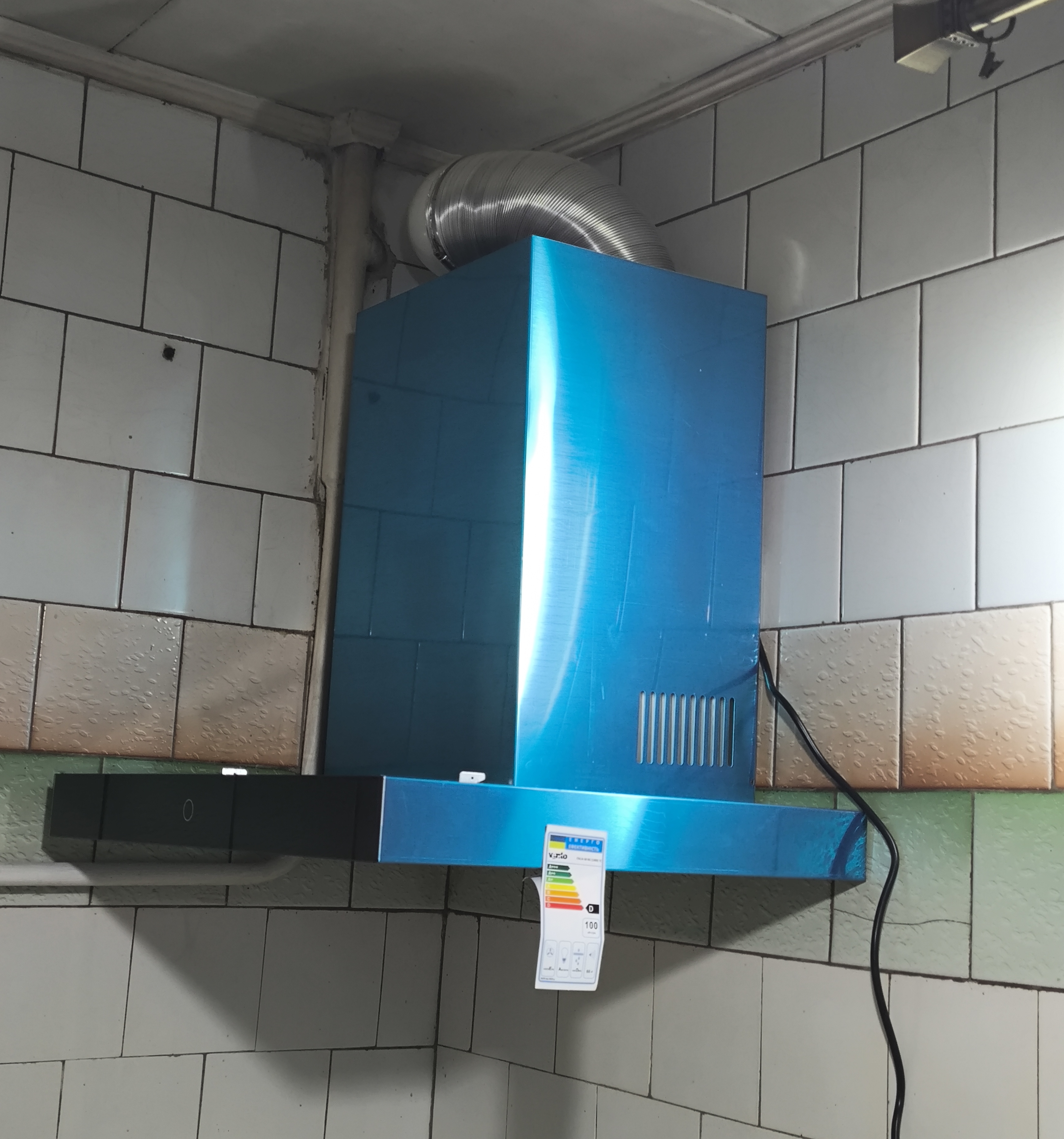 Фото монтаж і підключення витяжки на кухні