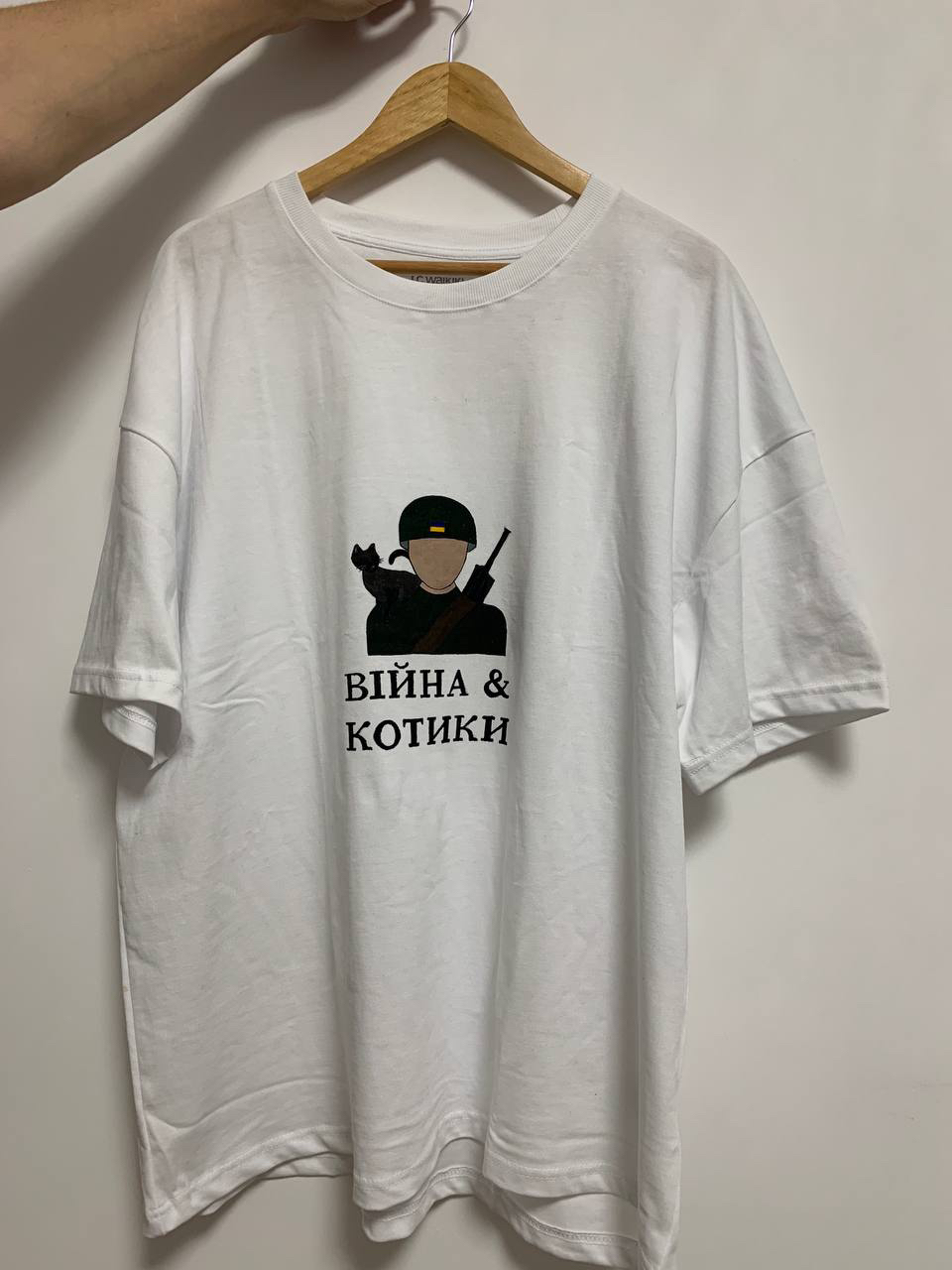 Фото Ілюстрація перенесена на одяг фарбами для тканин вручну