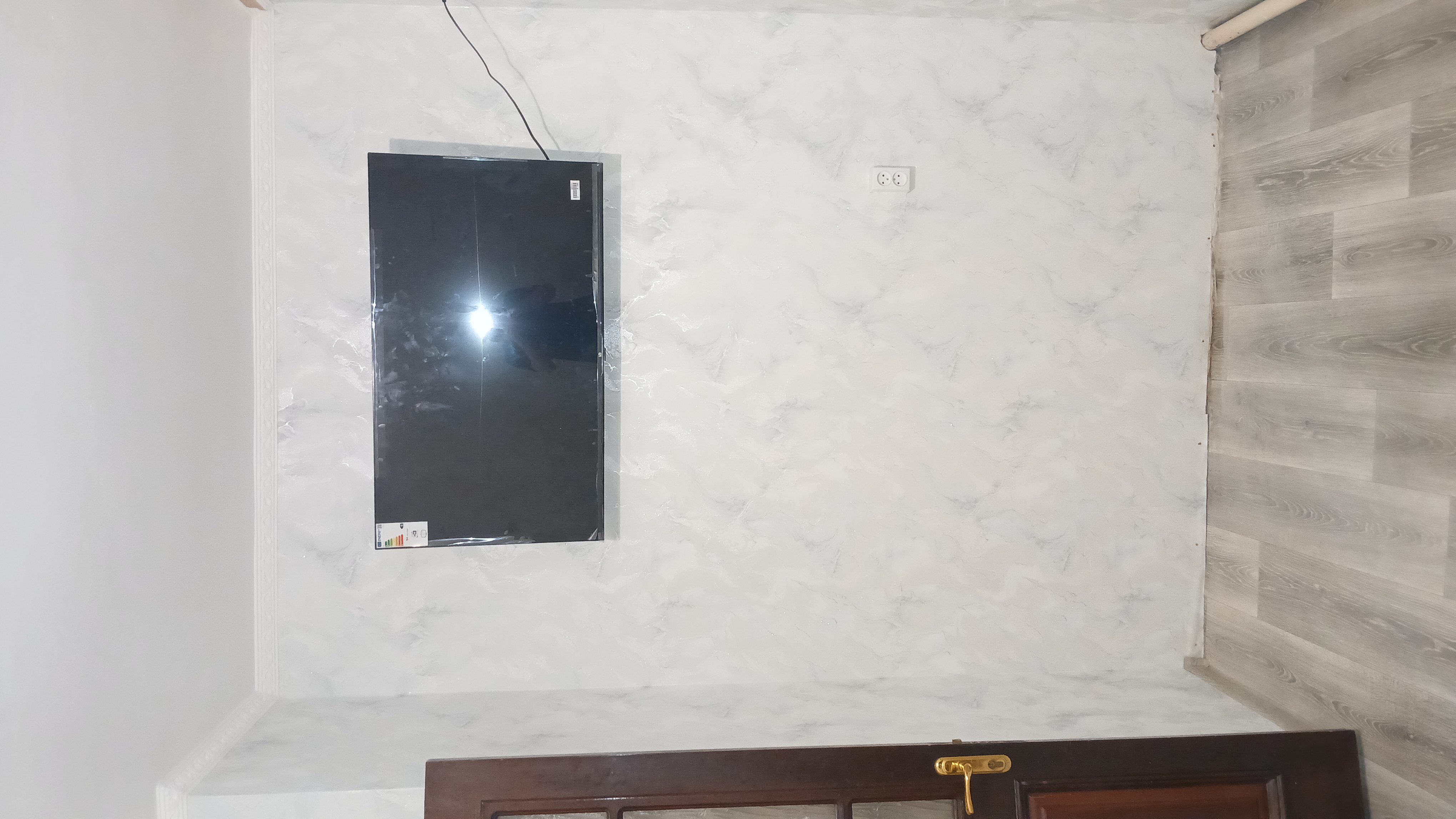 Фото поклейка обоив и Установка телевизора.