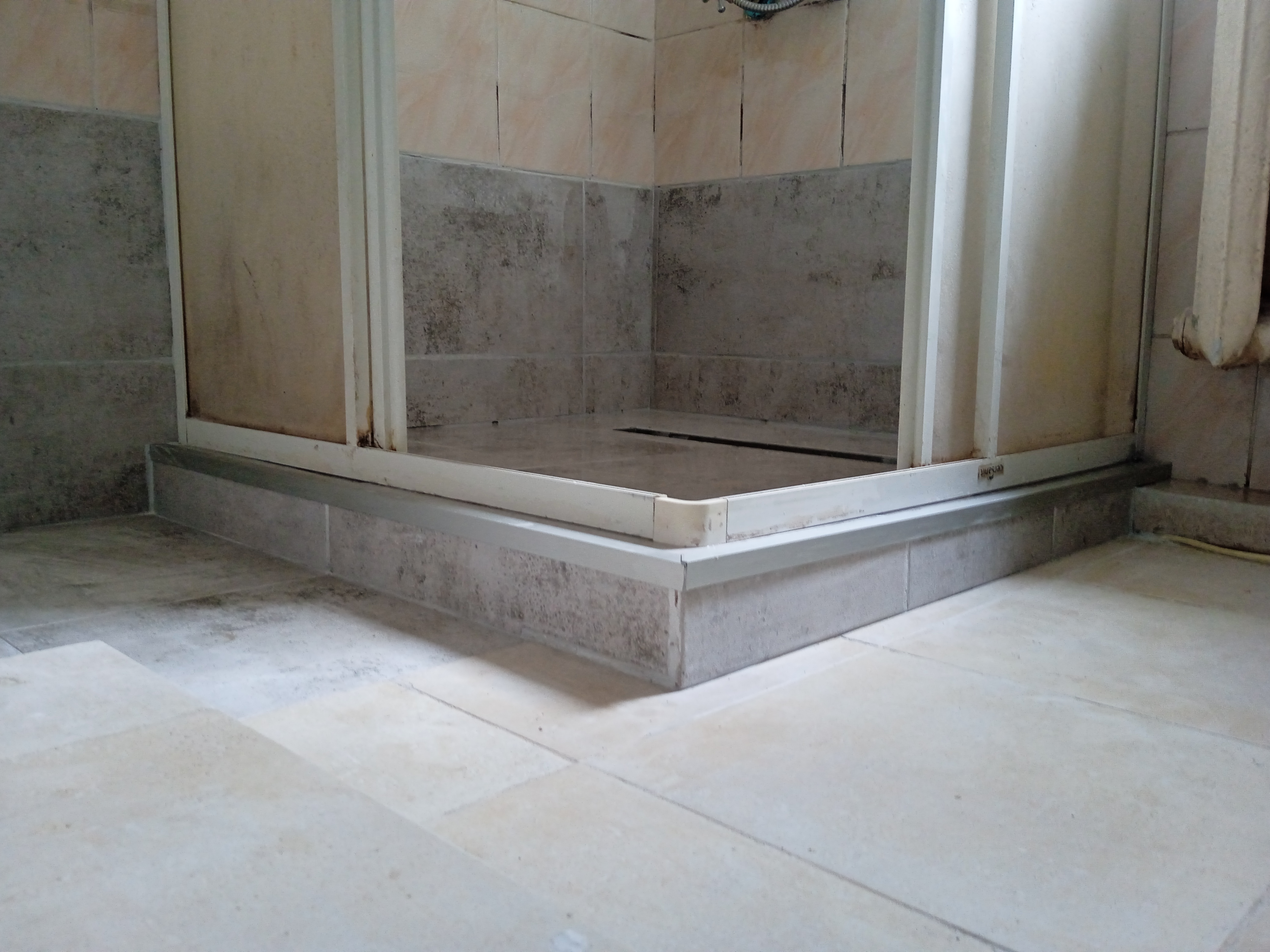 Фото установка душової кабіни під ключ, разом з піддоном та усіма попутнім роботами.