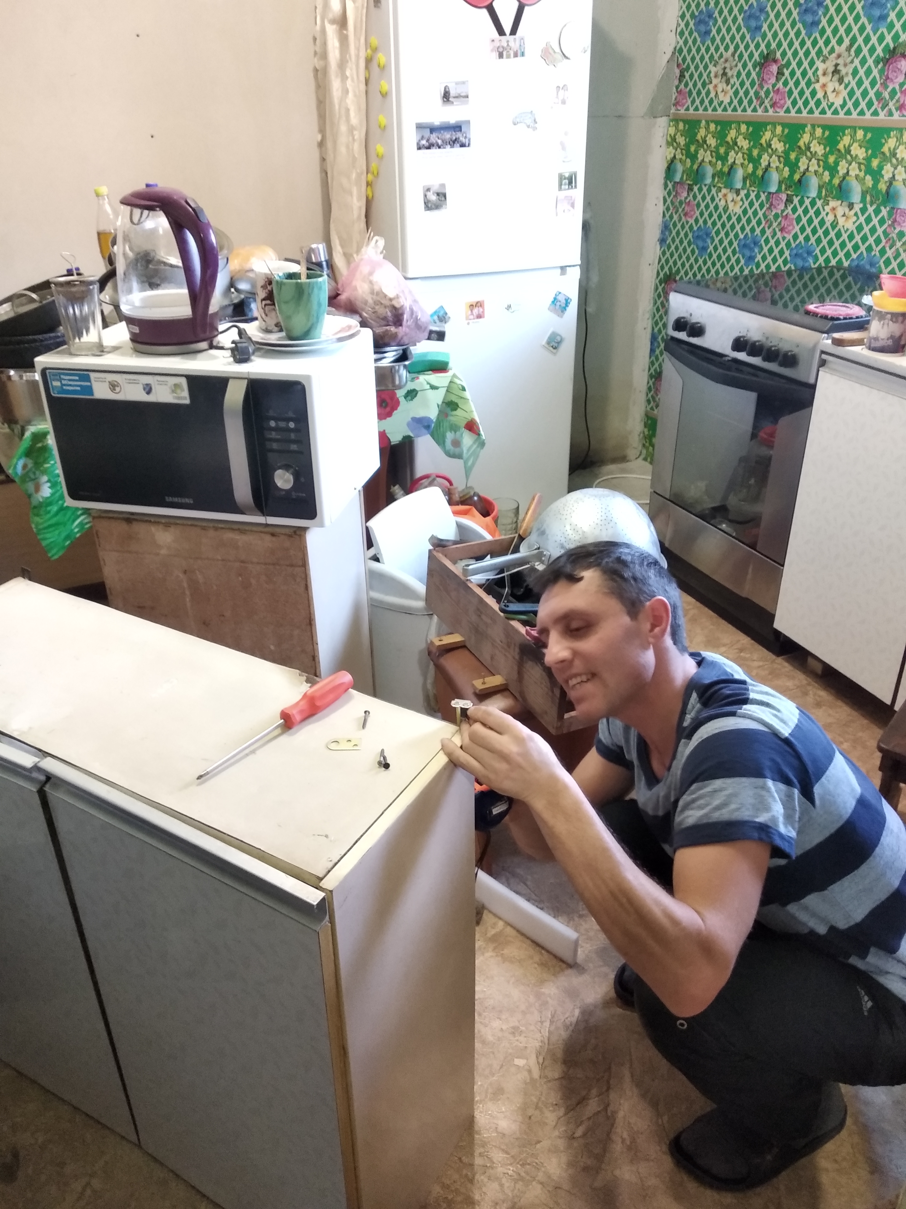 Фото Монтаж кухонныех шкафчиков на стену