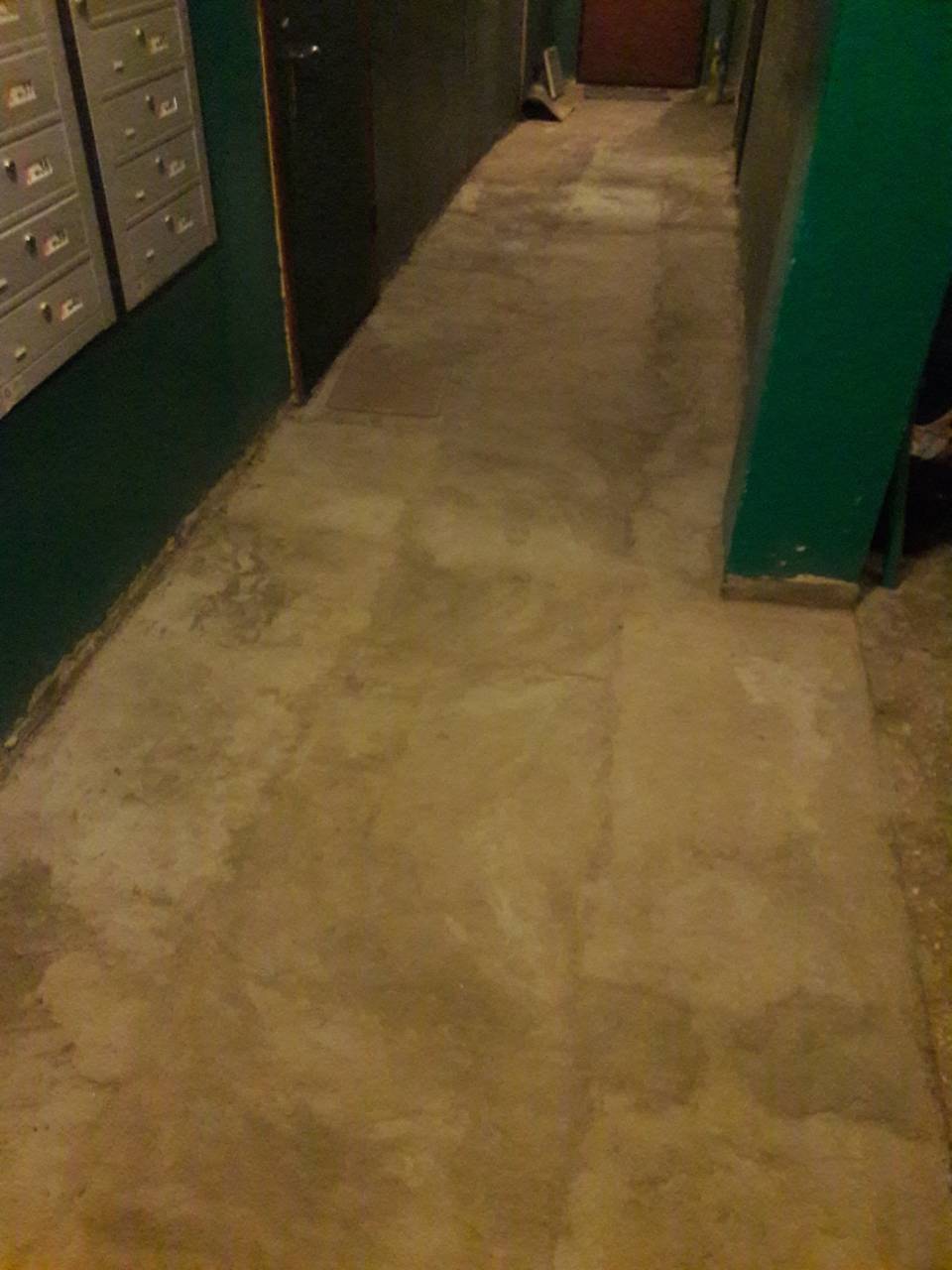 Фото Стяжка пола в подьезде 9 этажки
Задача:Сделать стяжку пола ,при этом не препяствуя проходу людей.
На роботу ушло 2 целых робочих
дня, и проход жильцов не препяствувался!