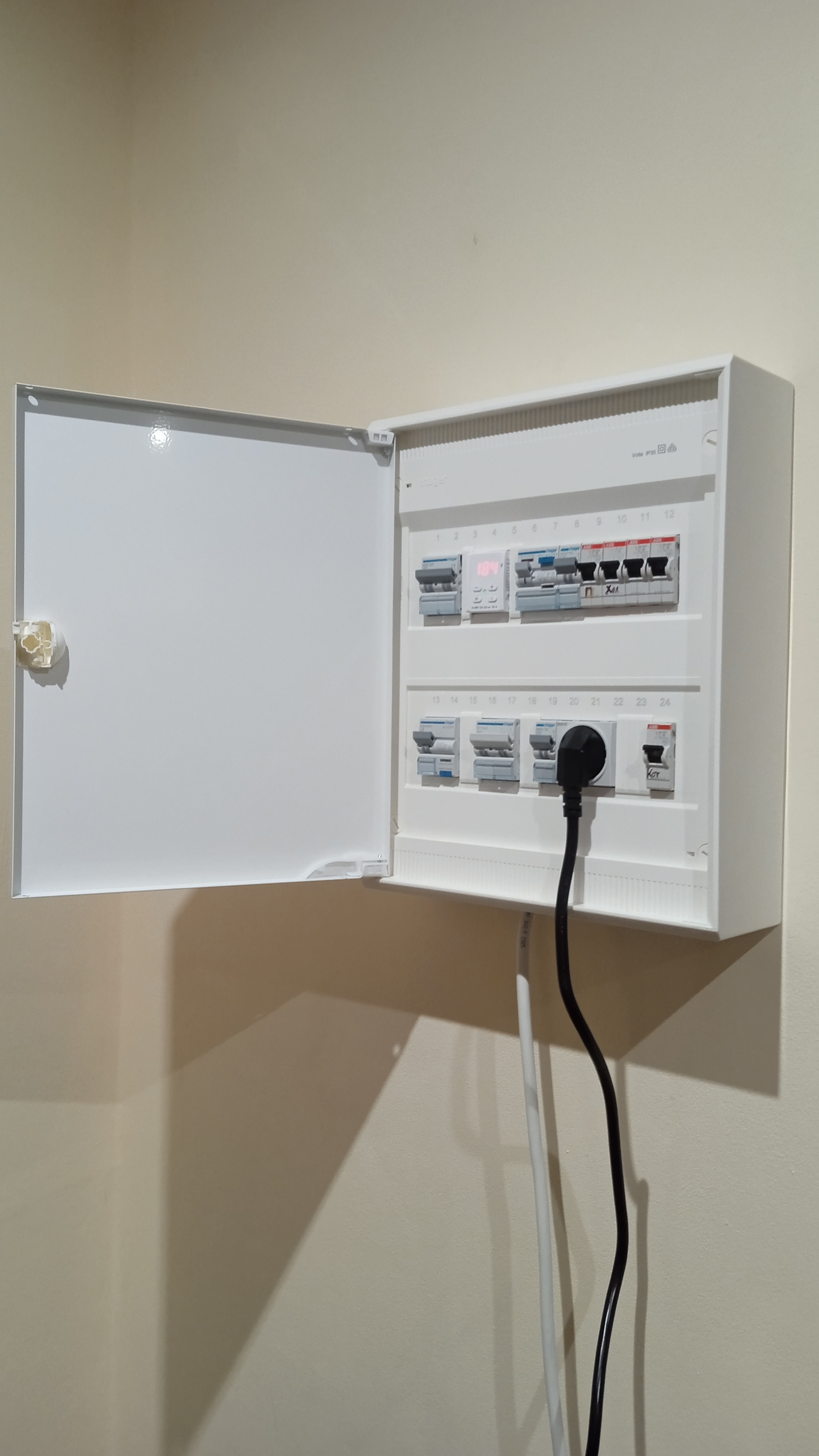 Фото Встановлення щитка, перерозподіл і підключення станції резервного живлення