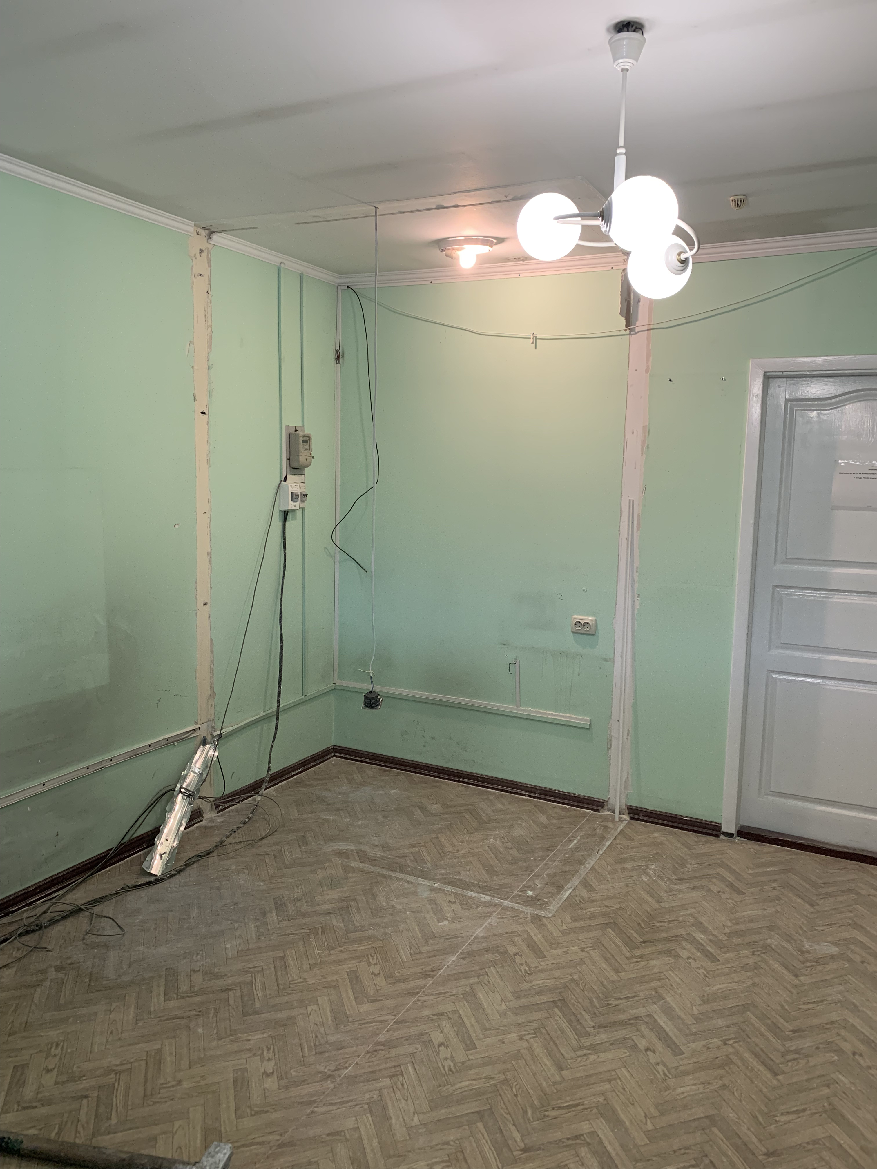 Фото фото з об'єкту де проводиться демонтаж каси в приміщенні,надаю послуги демонтажних робіть