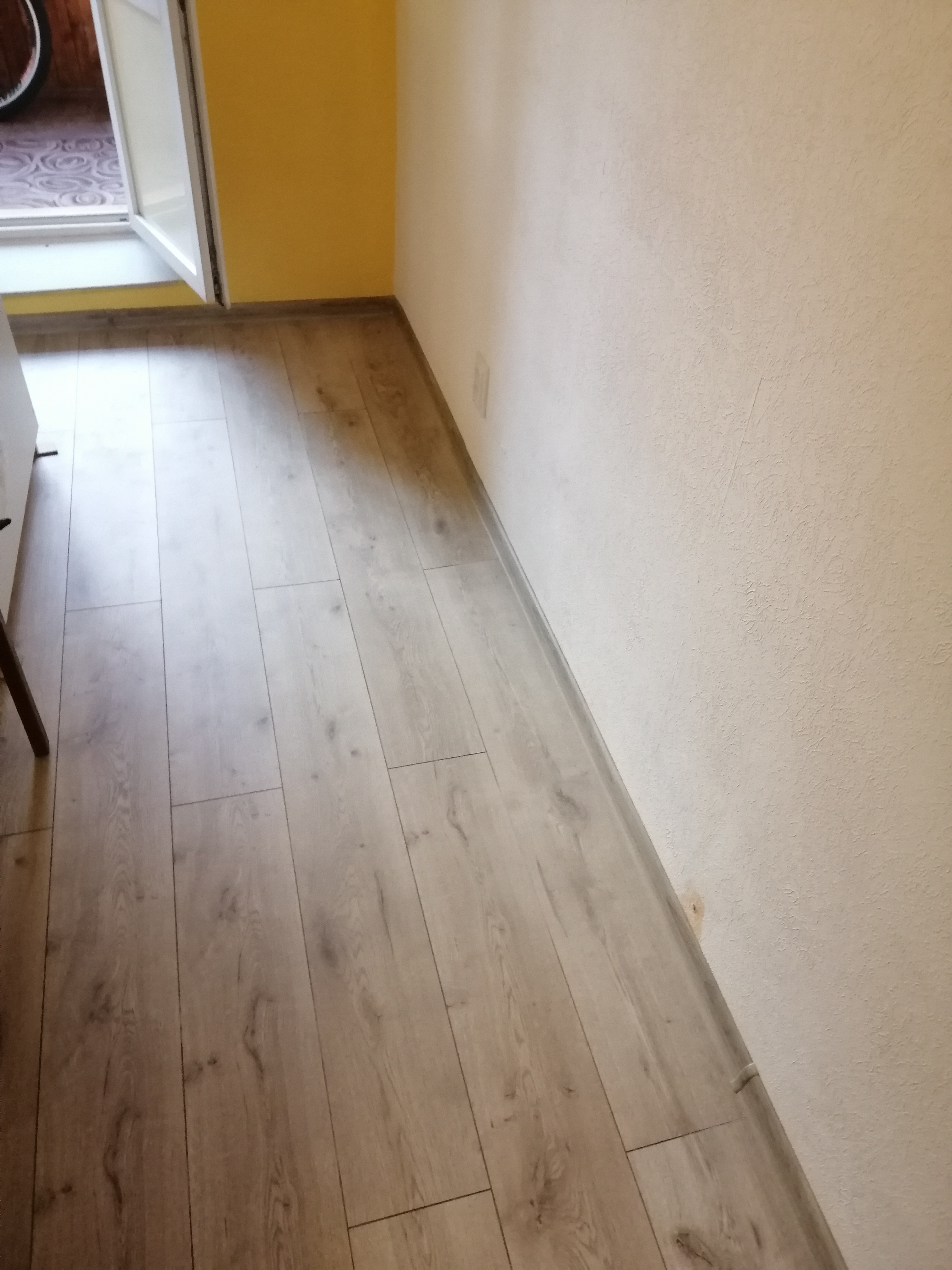 Фото Демонтаж старого покрытия и последующая укладка ламината с плинтусом 13 кв/м.Срок выполнения два рабочих дня.