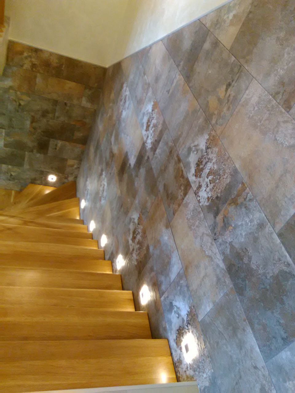 Фото монтаж вбудованих сходових світильників