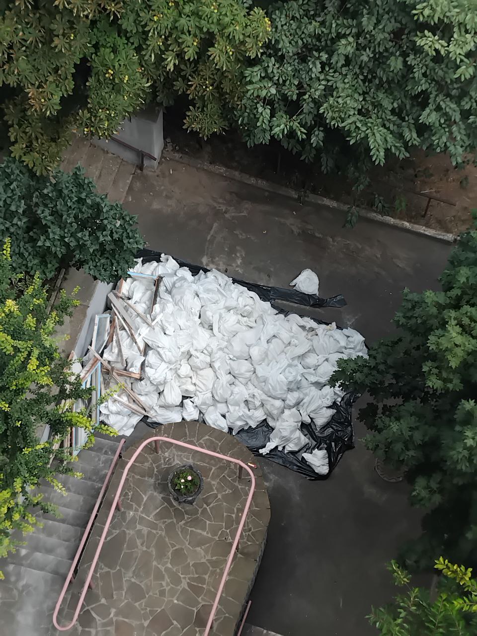Фото Демонтували стіни, зафасували мішки та вивезли будівельне сміття