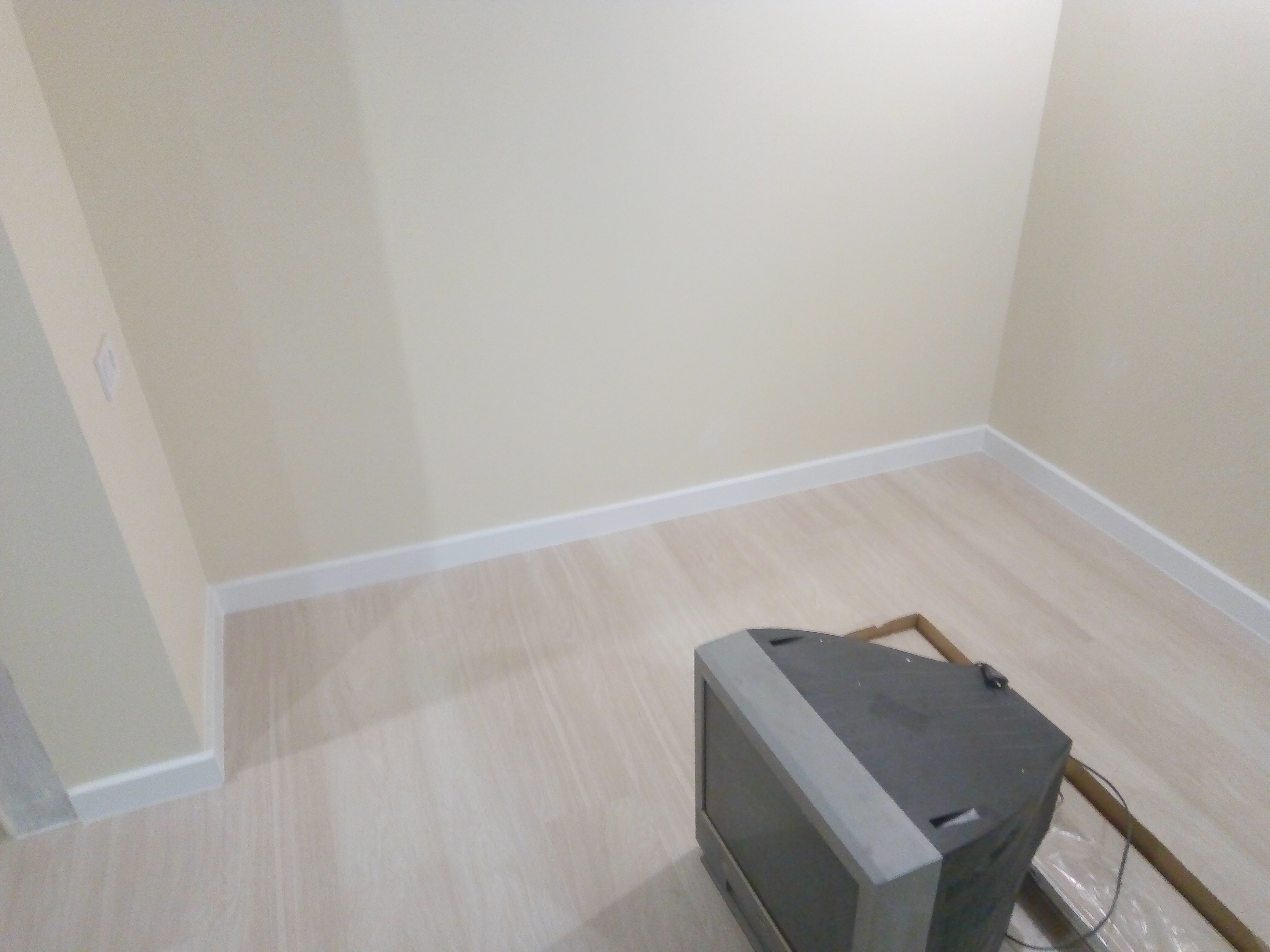 Фото Укладка ламината, монтаж плинтуса МДФ