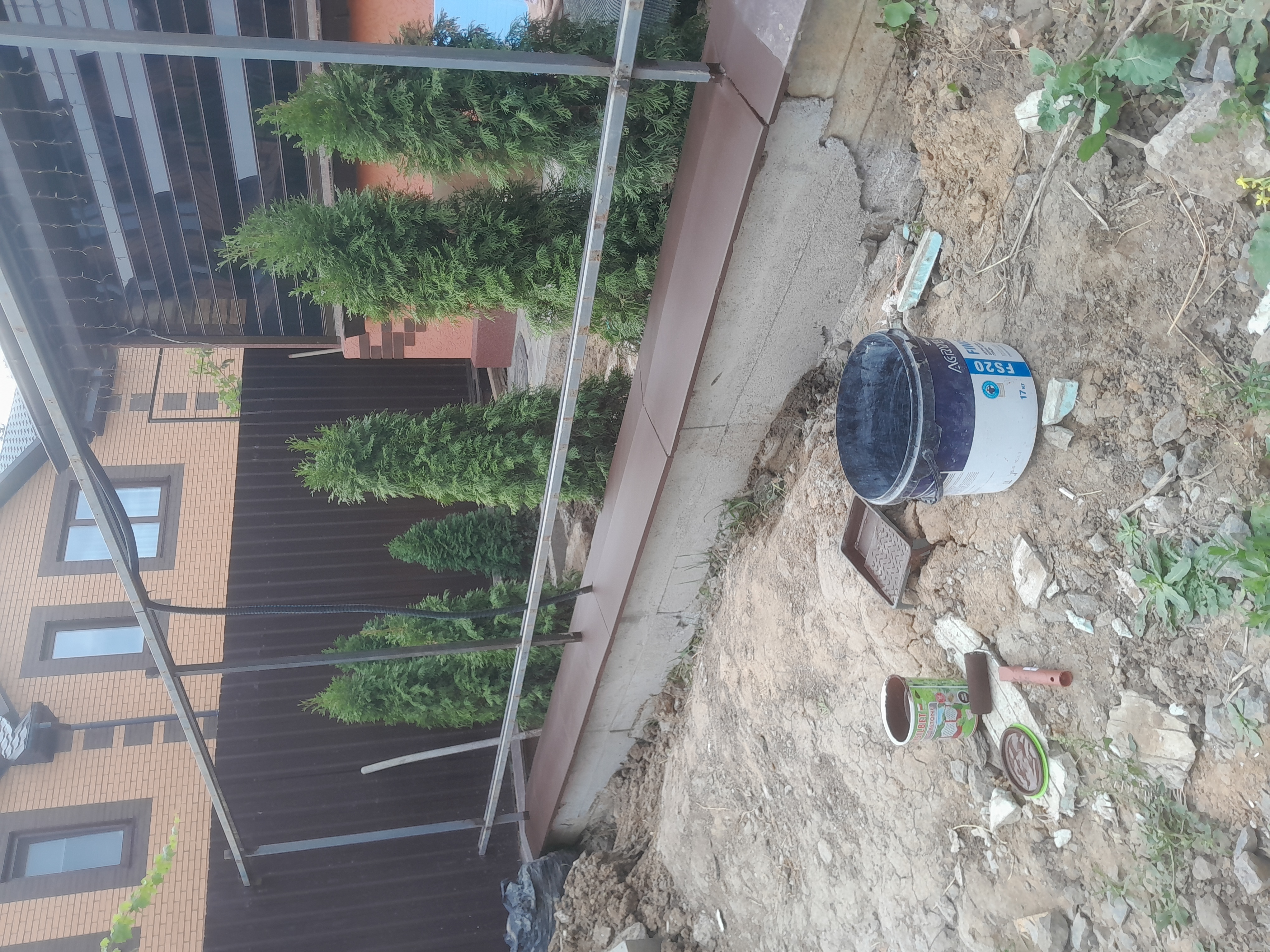 Фото монтаж парапєтів на фундамент паркану