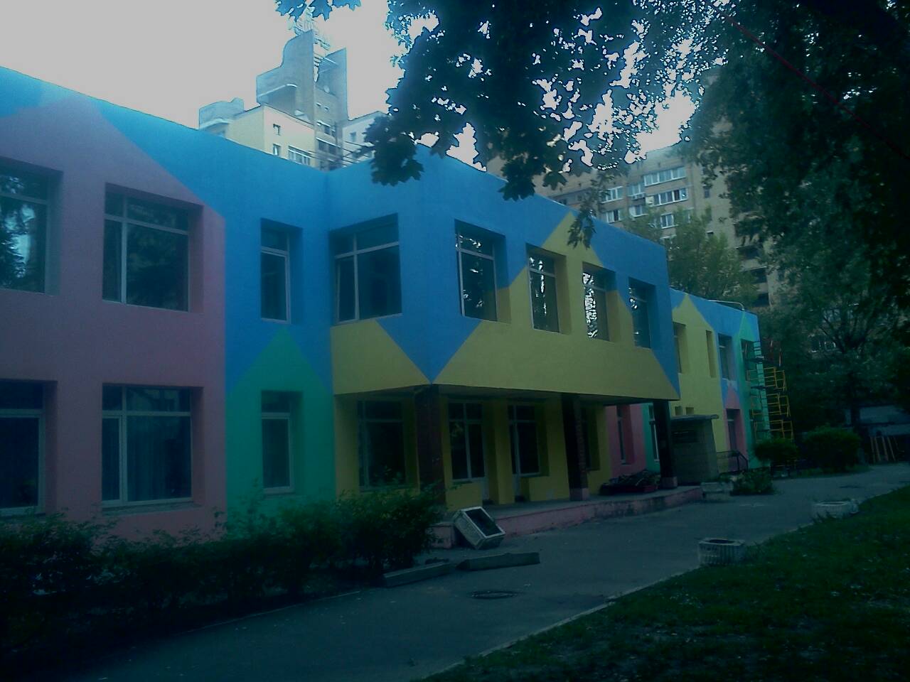 Фото Покраска фасада детского сада в Киеве .Один выполнил 700 м.кв. за 15 раб.дней.