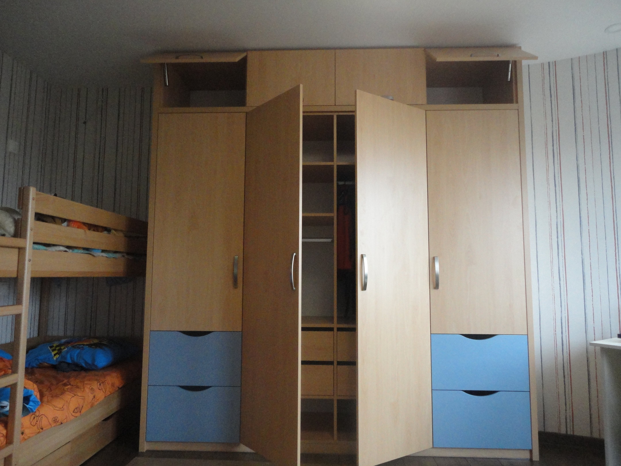 Фото Гардеробный шкаф в детскую. ДСП- egger, фурнитура- blum. Изготовление 10 дней.