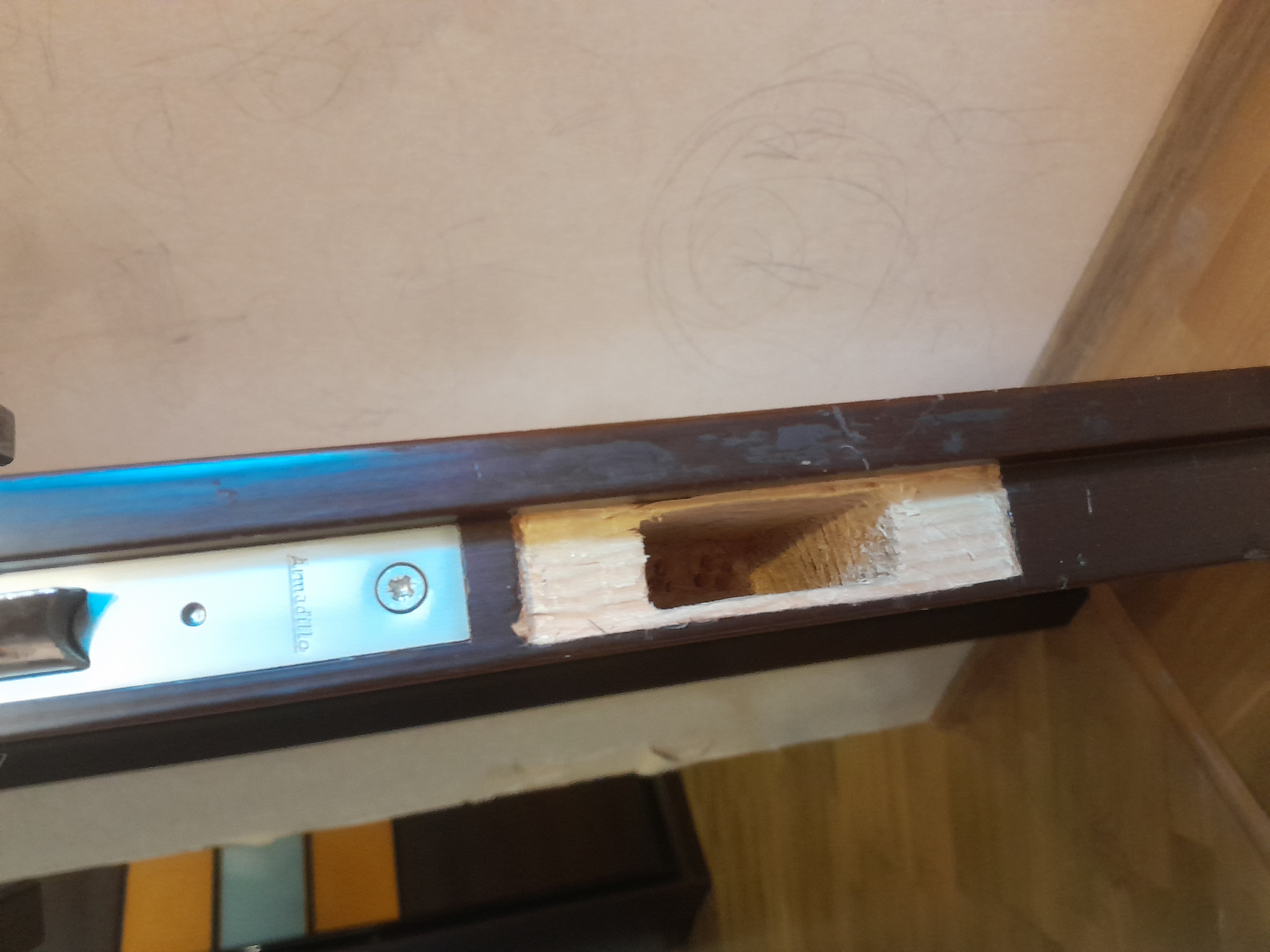 Фото врізав замок в міжкімнатні двері