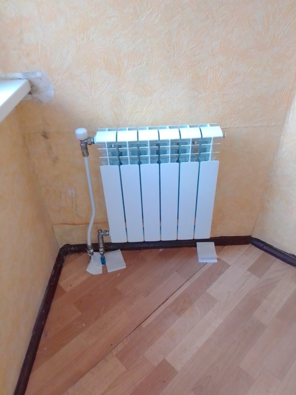 Фото Встановлення радіаторів з арматурою та лічильниками тепла