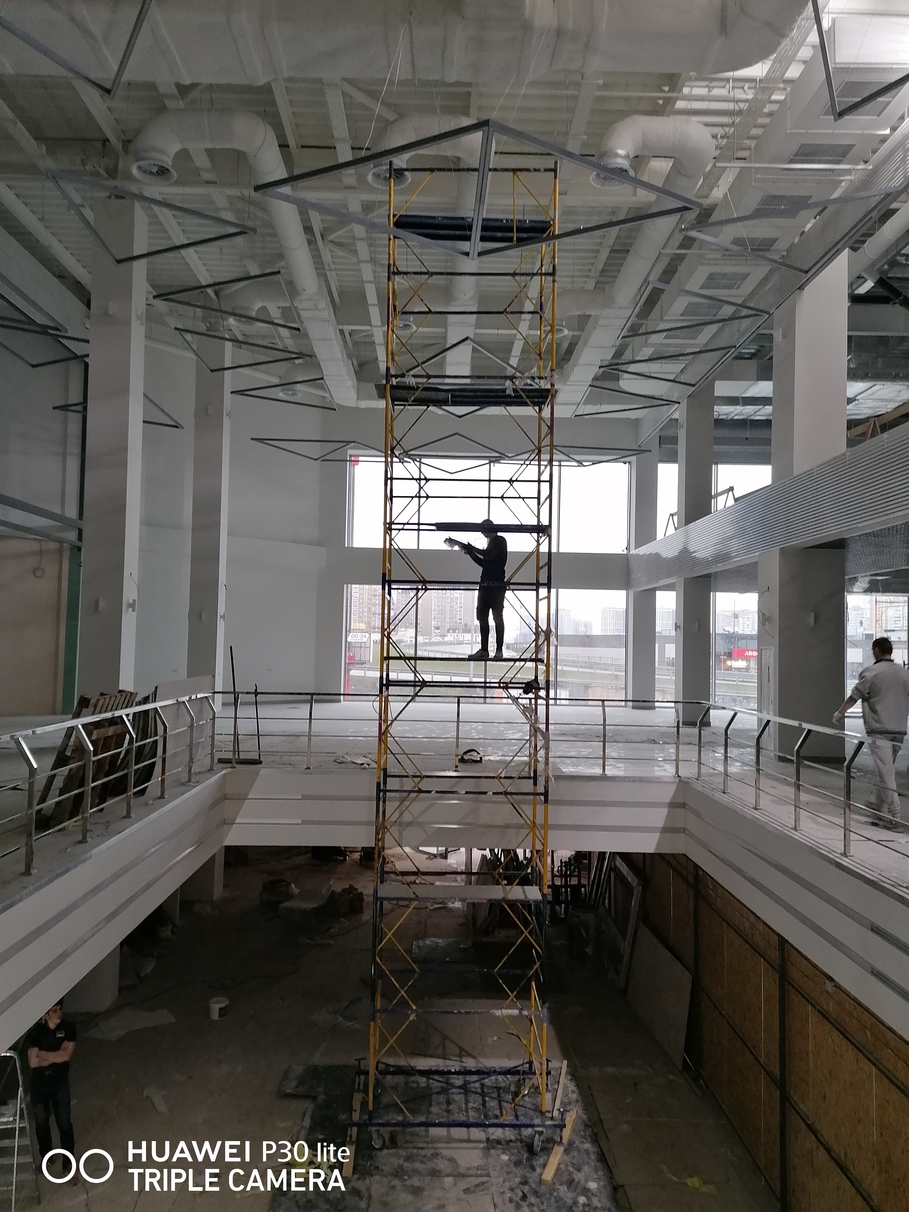 Фото Покраска ТЦ  металического потолка с комуникациями на высоте 15метров