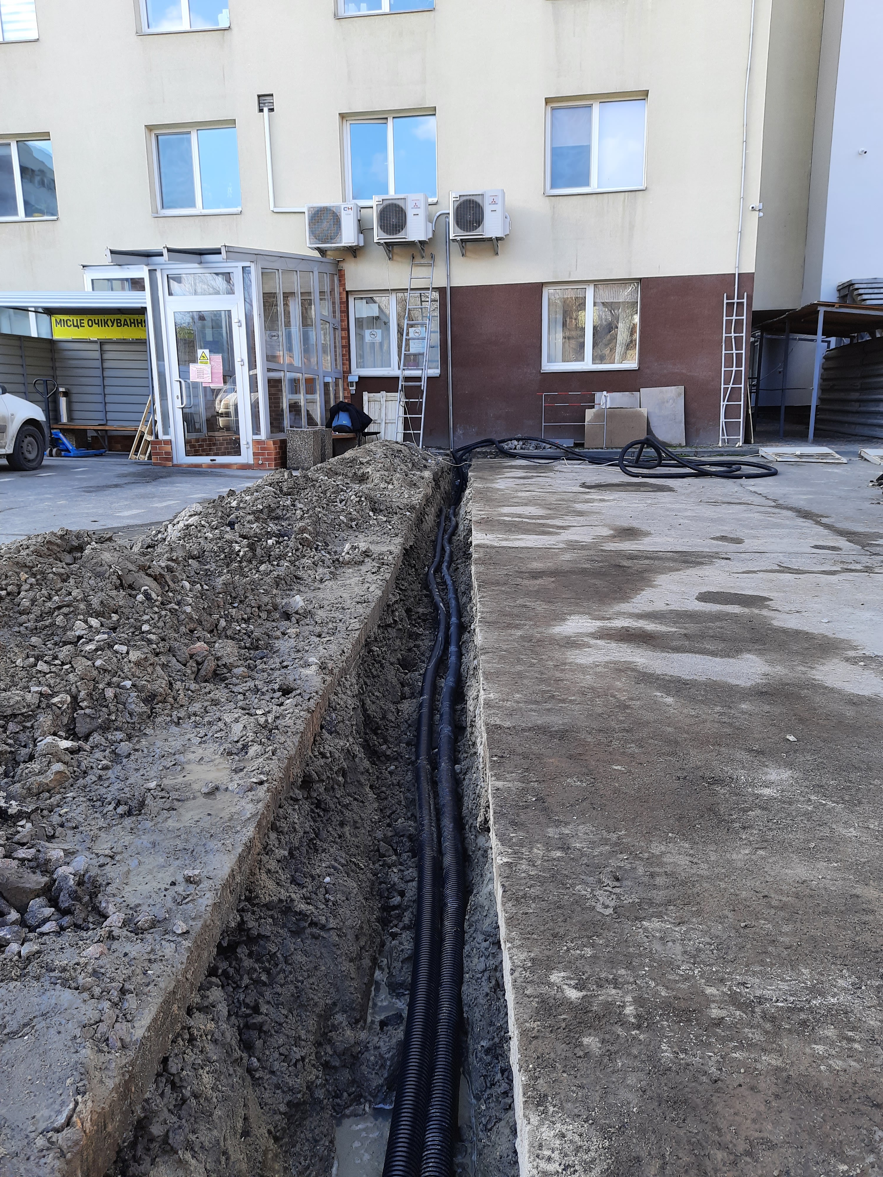 Фото прокладання кабелю резервного живлення від генератора до щита вводу резерву