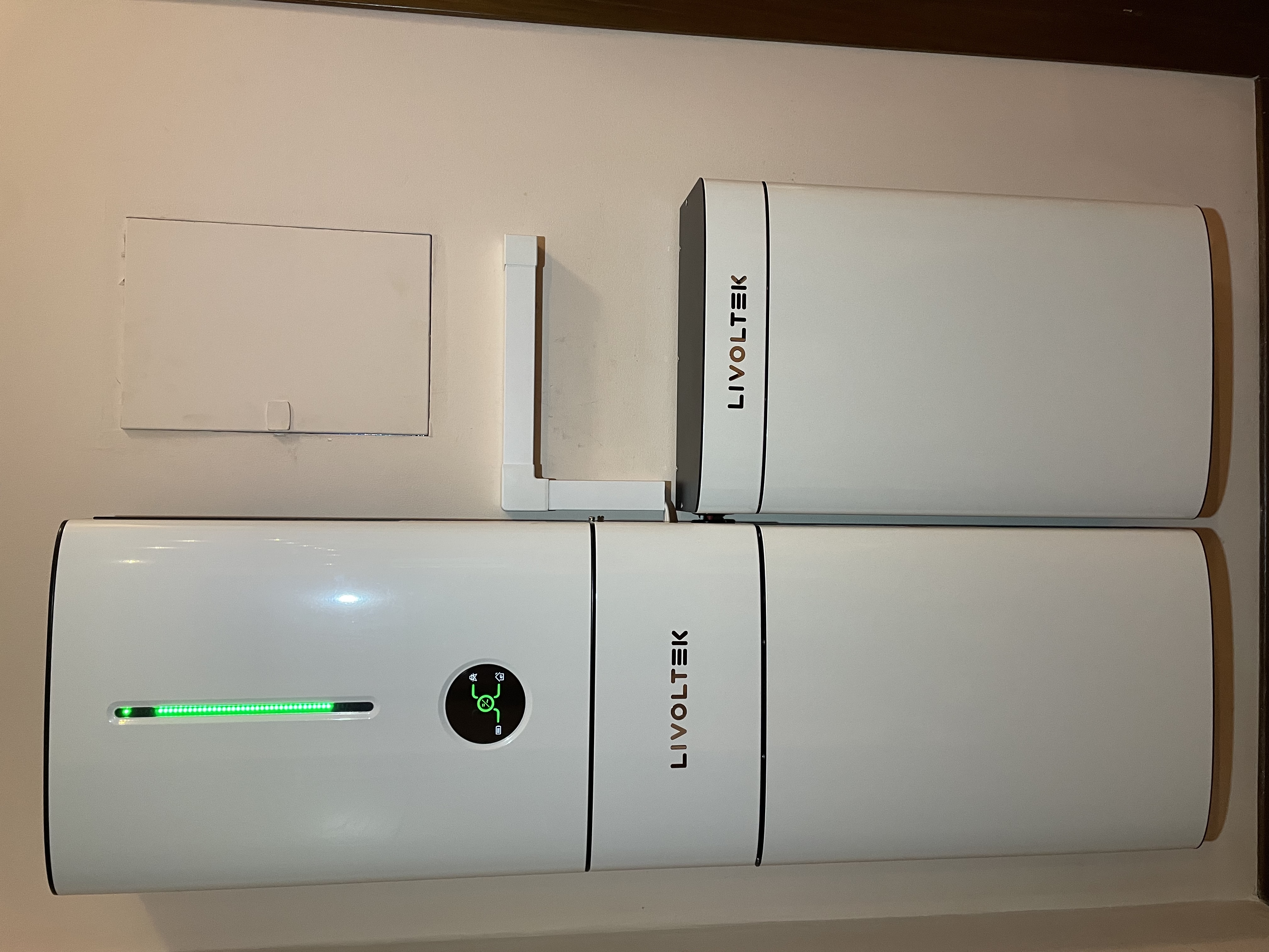 Фото Варіанти розміщення та загальний вигляд систем Livoltek 5 кВт + 5 кВт/г та 5 кВт + 10 кВт/г. Доволі легко вписати майже у будь-який інтерьер.