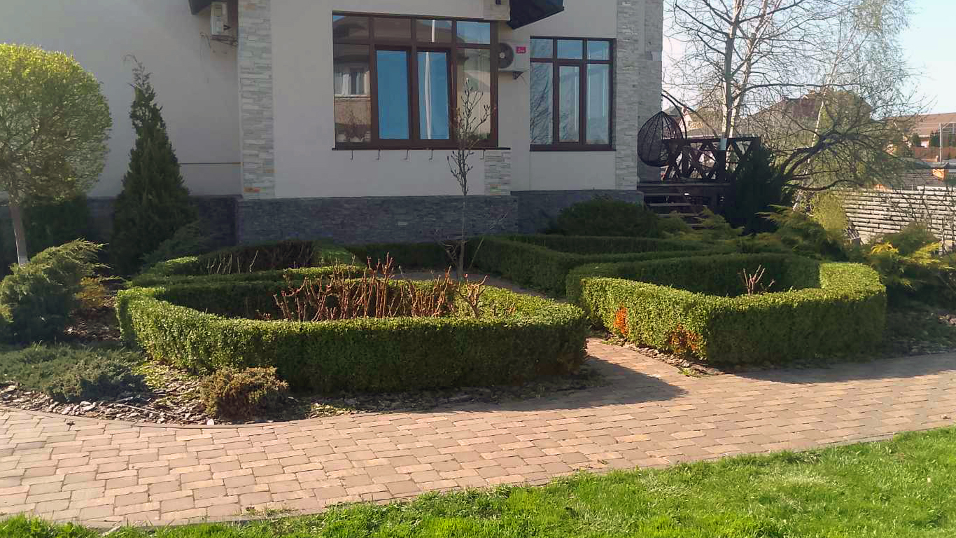 Фото Стрижка кущів