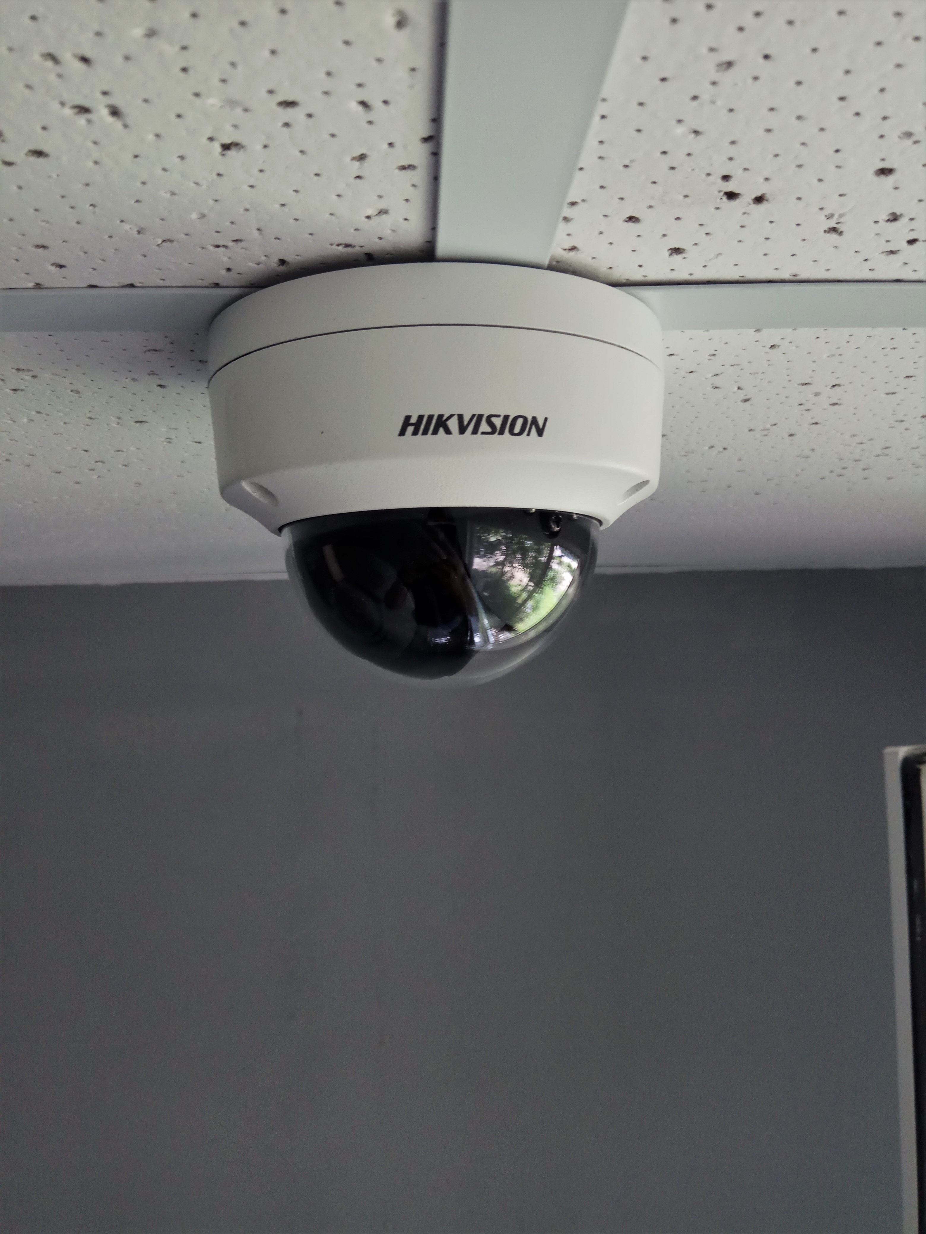 Фото Разработка проекта и монтаж системы IP 4-6 Мп видеонаблюдения в офисе