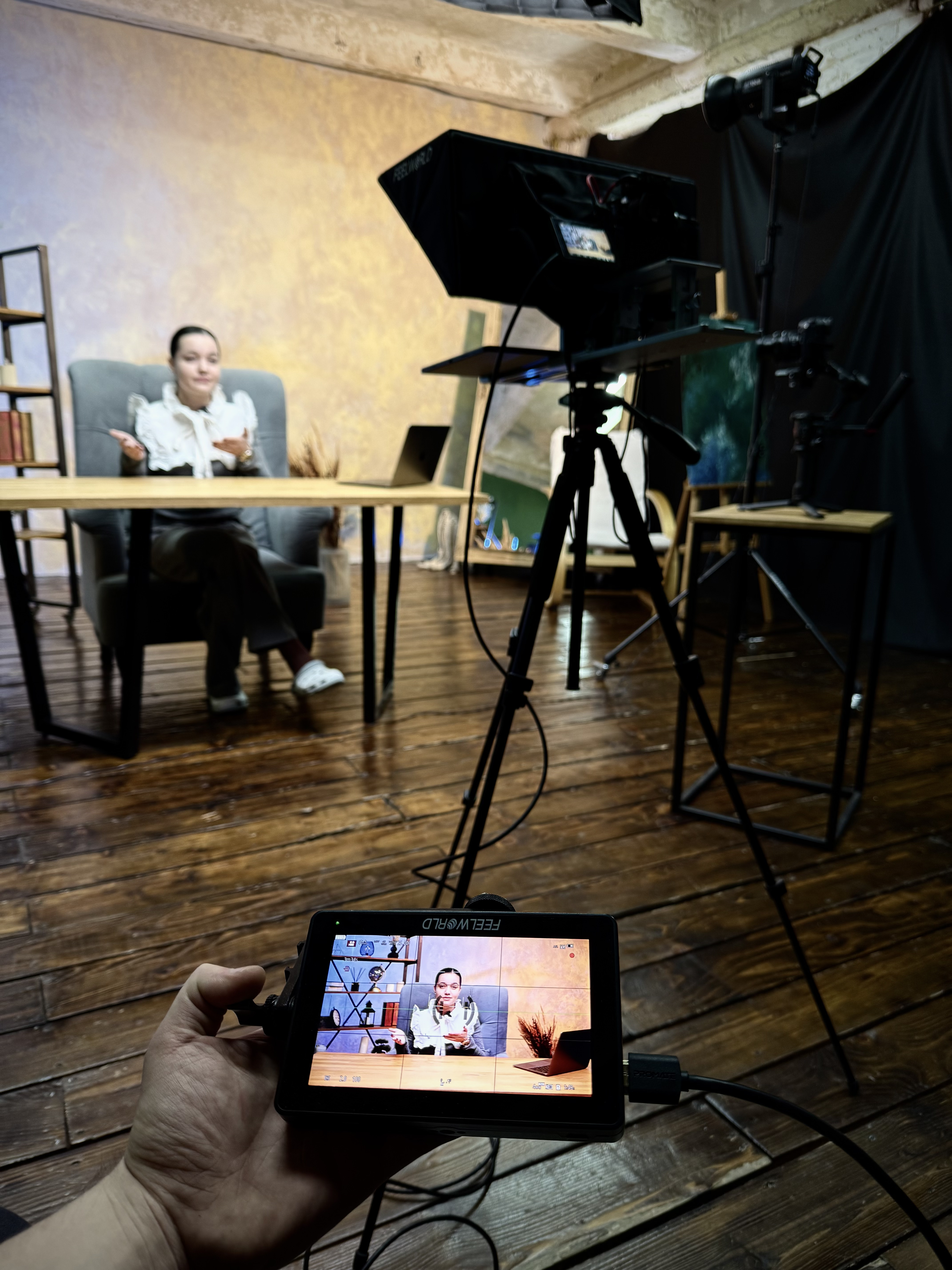 Фото Студійна відеозйомка для блогерки з використанням суфлера та професійного освітлення