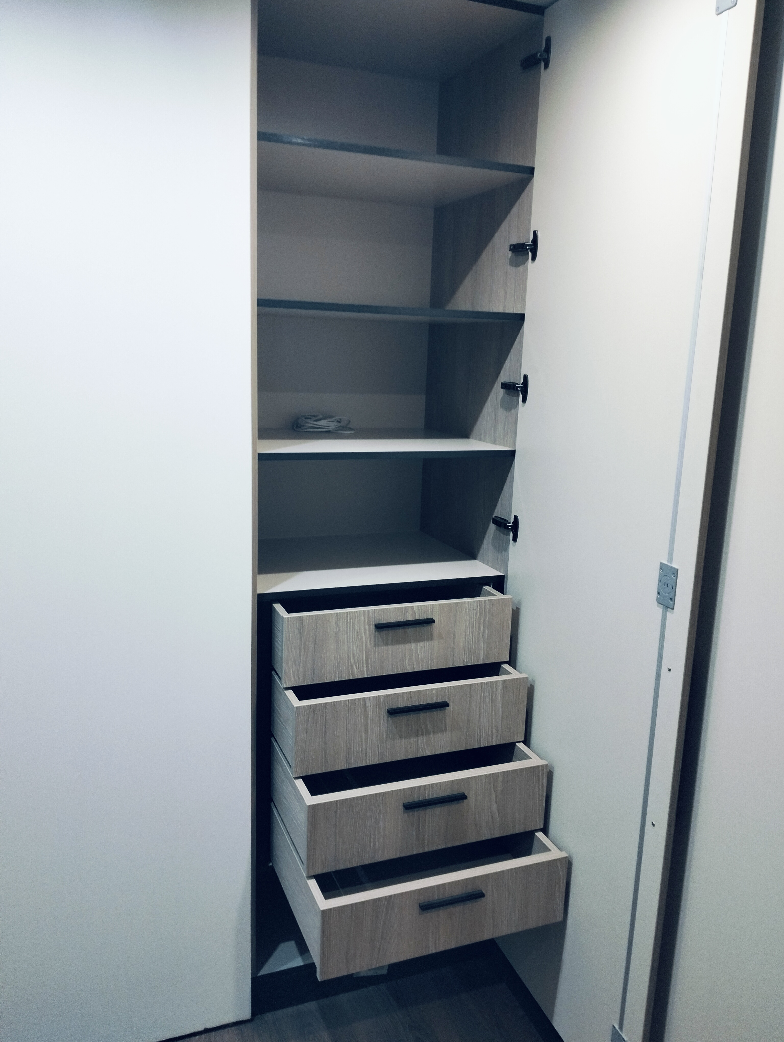 Фото шухляди в кутовій шафі