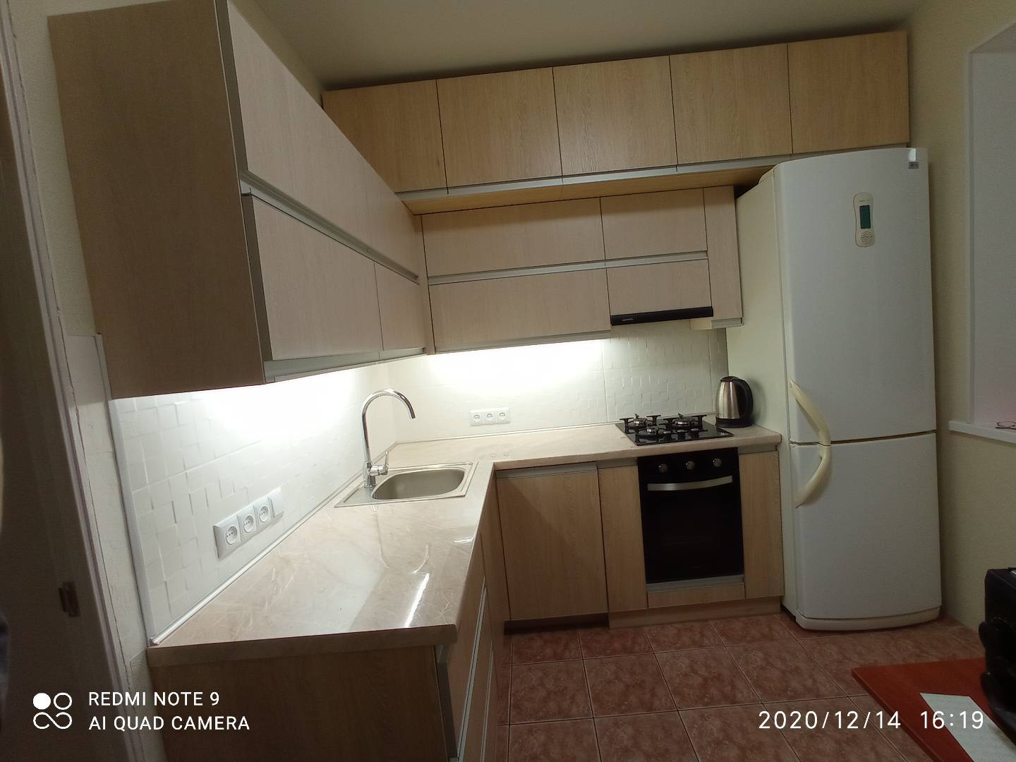 Фото ЛДСП в алюмінієвому профілі, фурнітура Blum