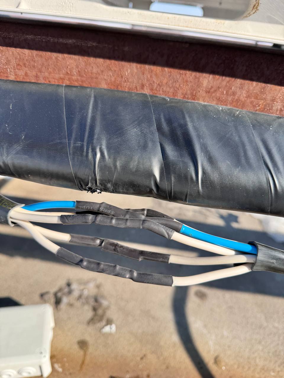 Фото з'єднання силового кабелю за допомогою гільз та гідравлічного преса 