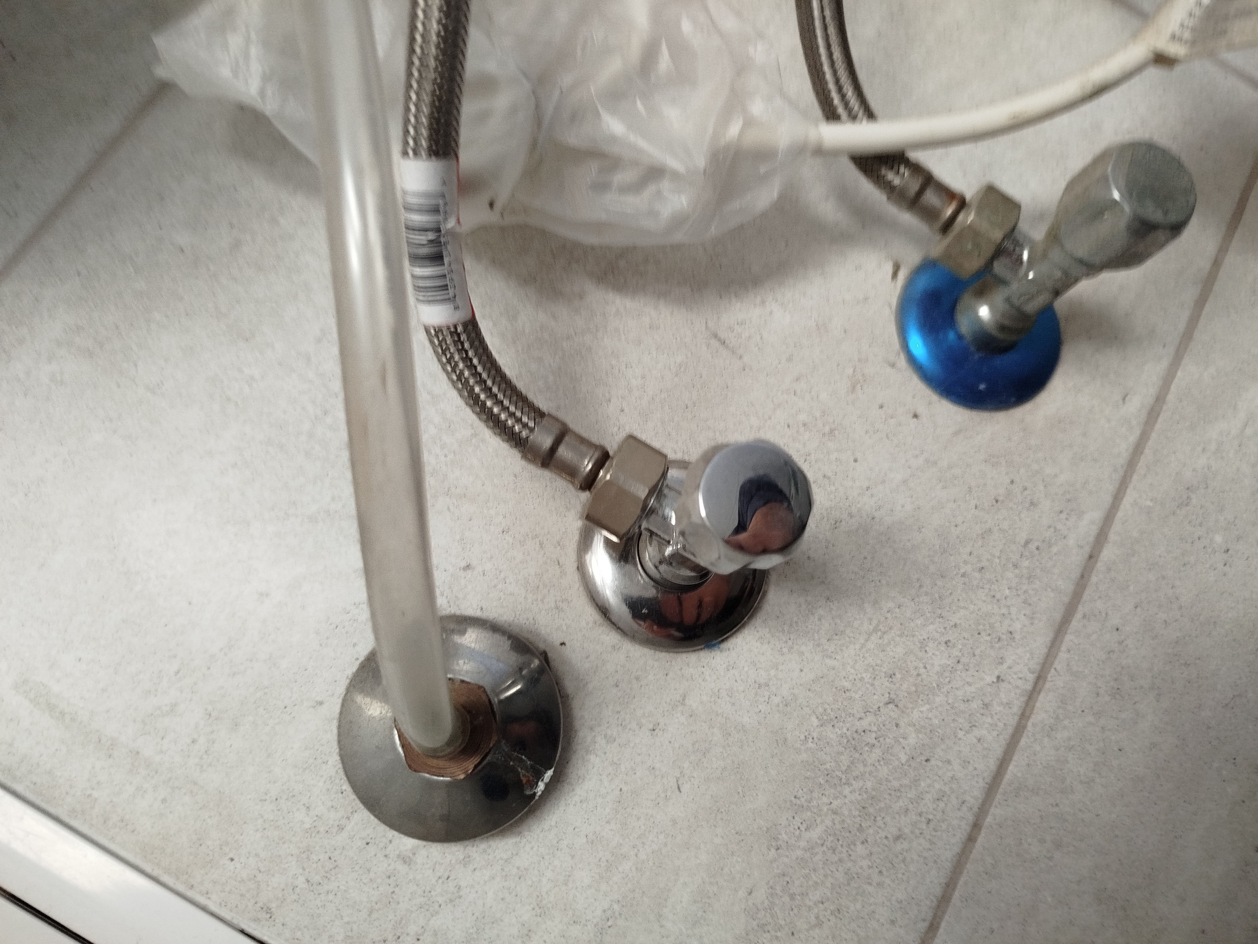 Фото заміна кутових кранів подачі.