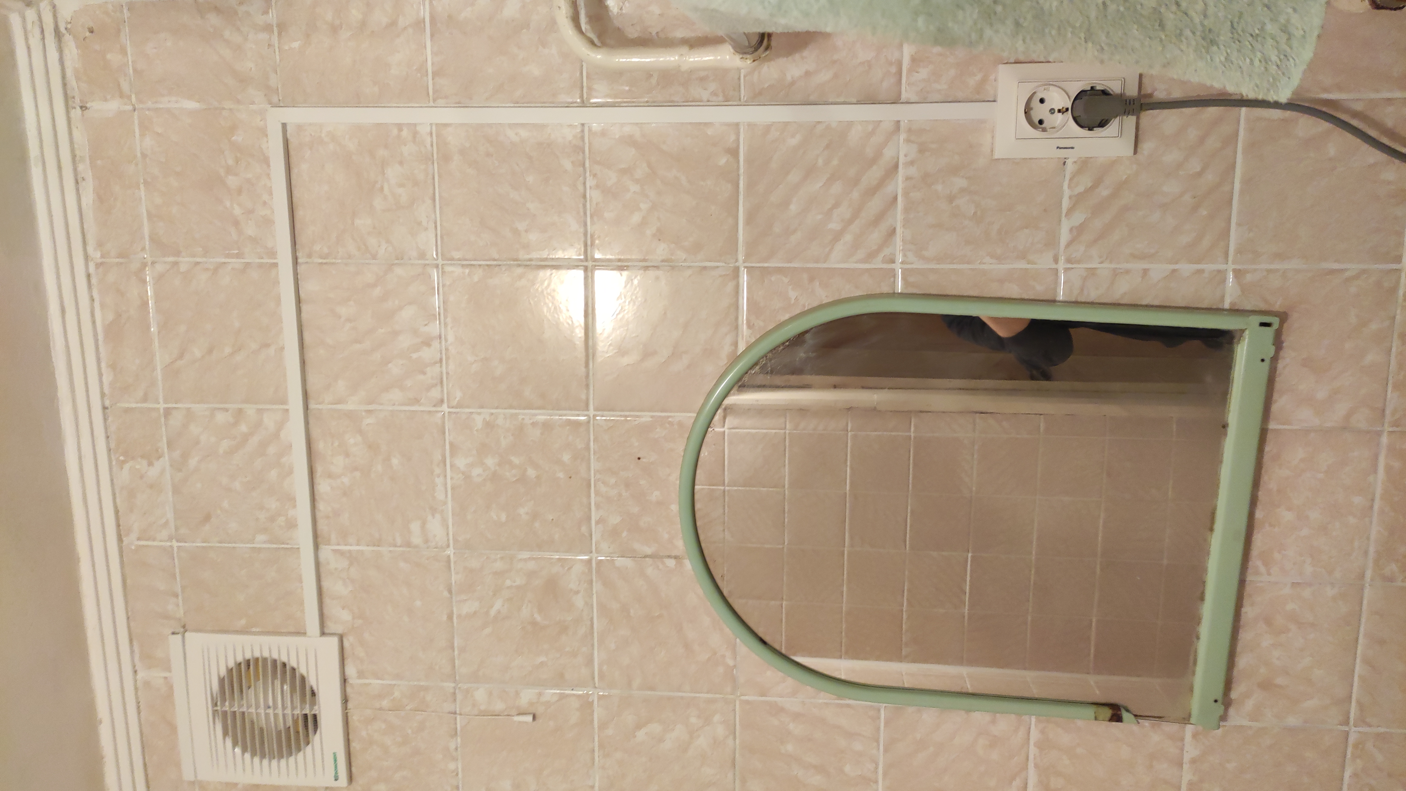 Фото встановлення вентилятора і заміна розетки