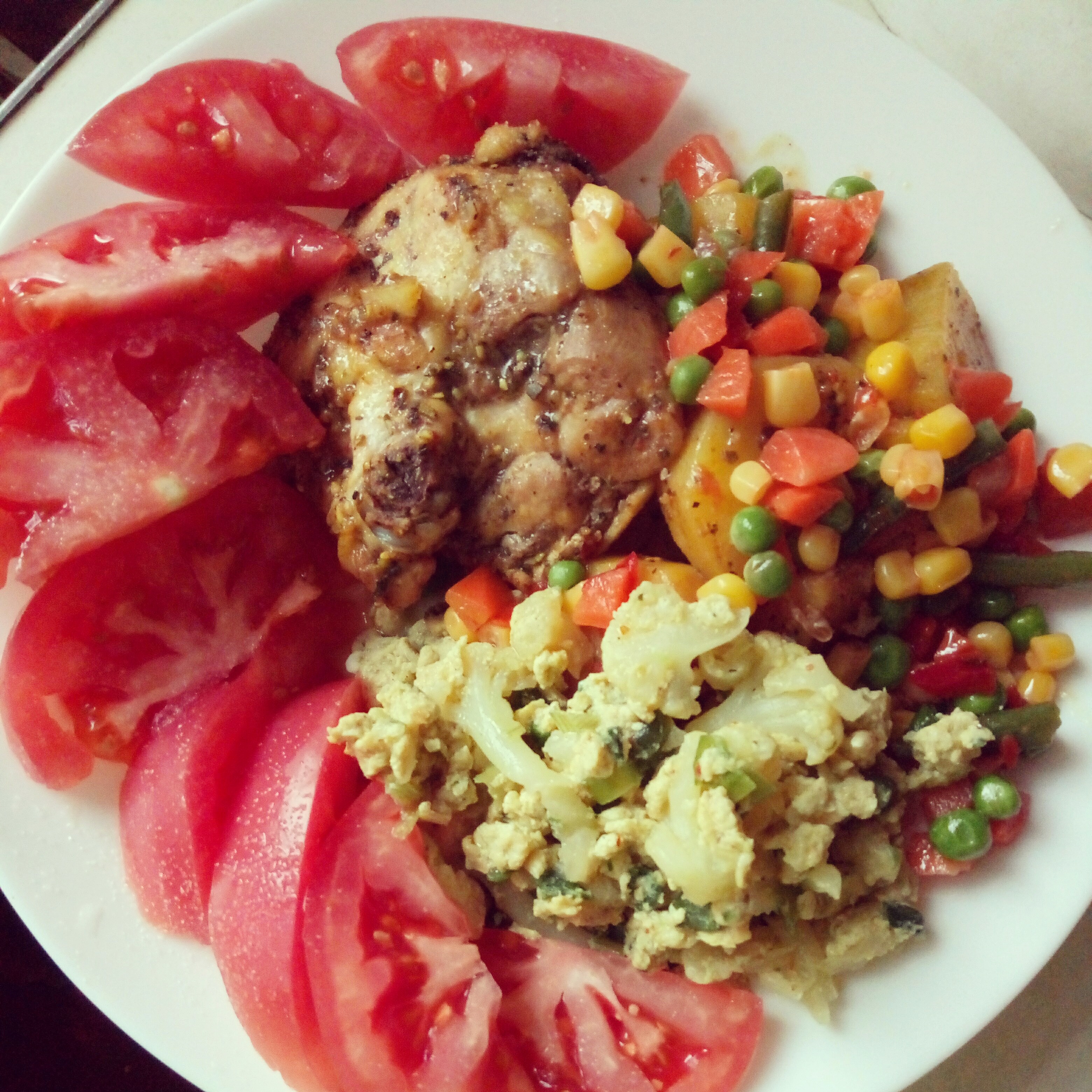 Фото Приготовление еды. Запеченная курочка с картофелем, овощи,цв.капуста обжаренная с яйцом. 