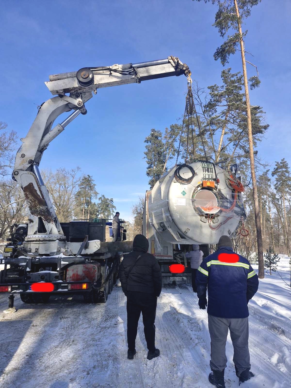 Фото Переміщення магніту МРТ по території замовника від місця розвантаження до місця монтажу. 