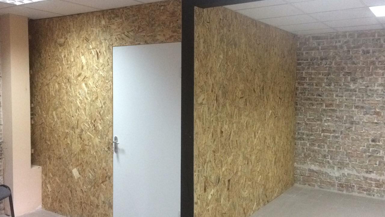 Фото Установка каркасных перегородок из OSB и навешивание двери. 