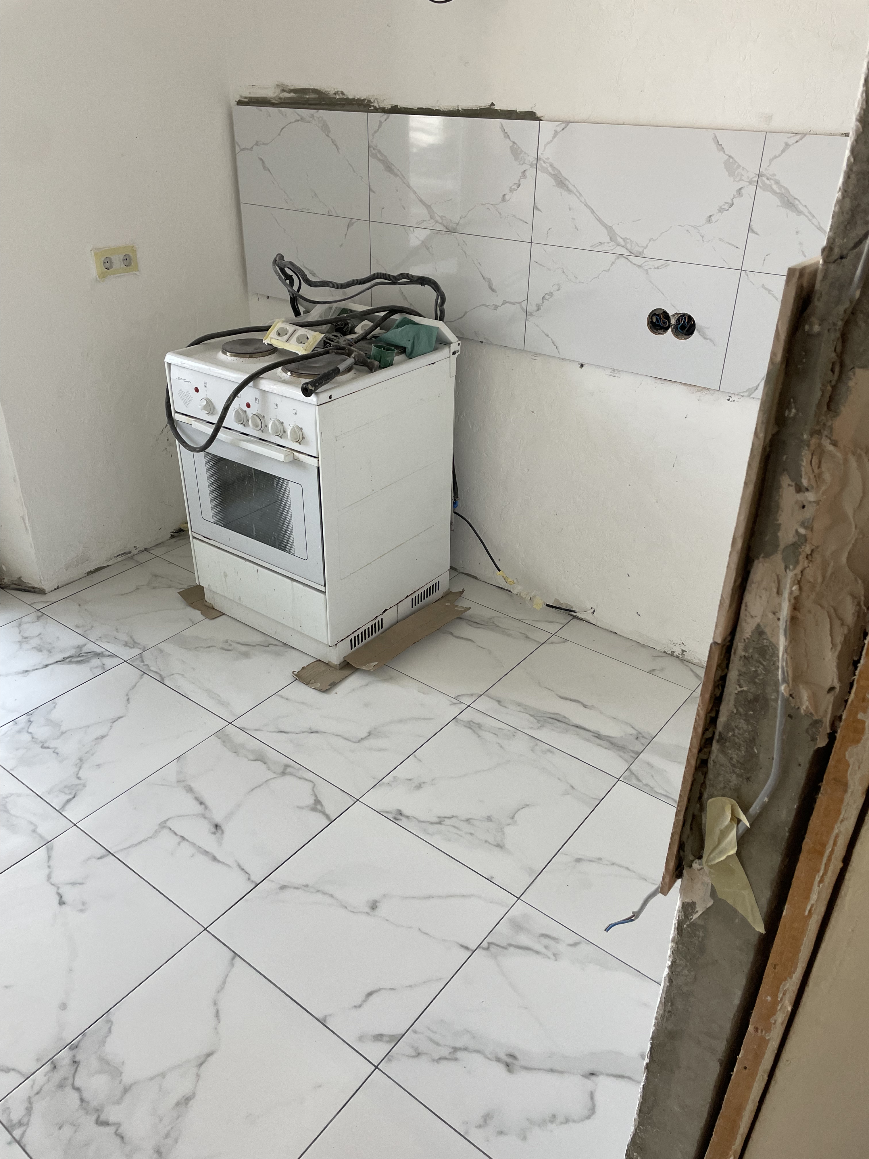 Фото Укладка плитки на підлогу та фартух кухні