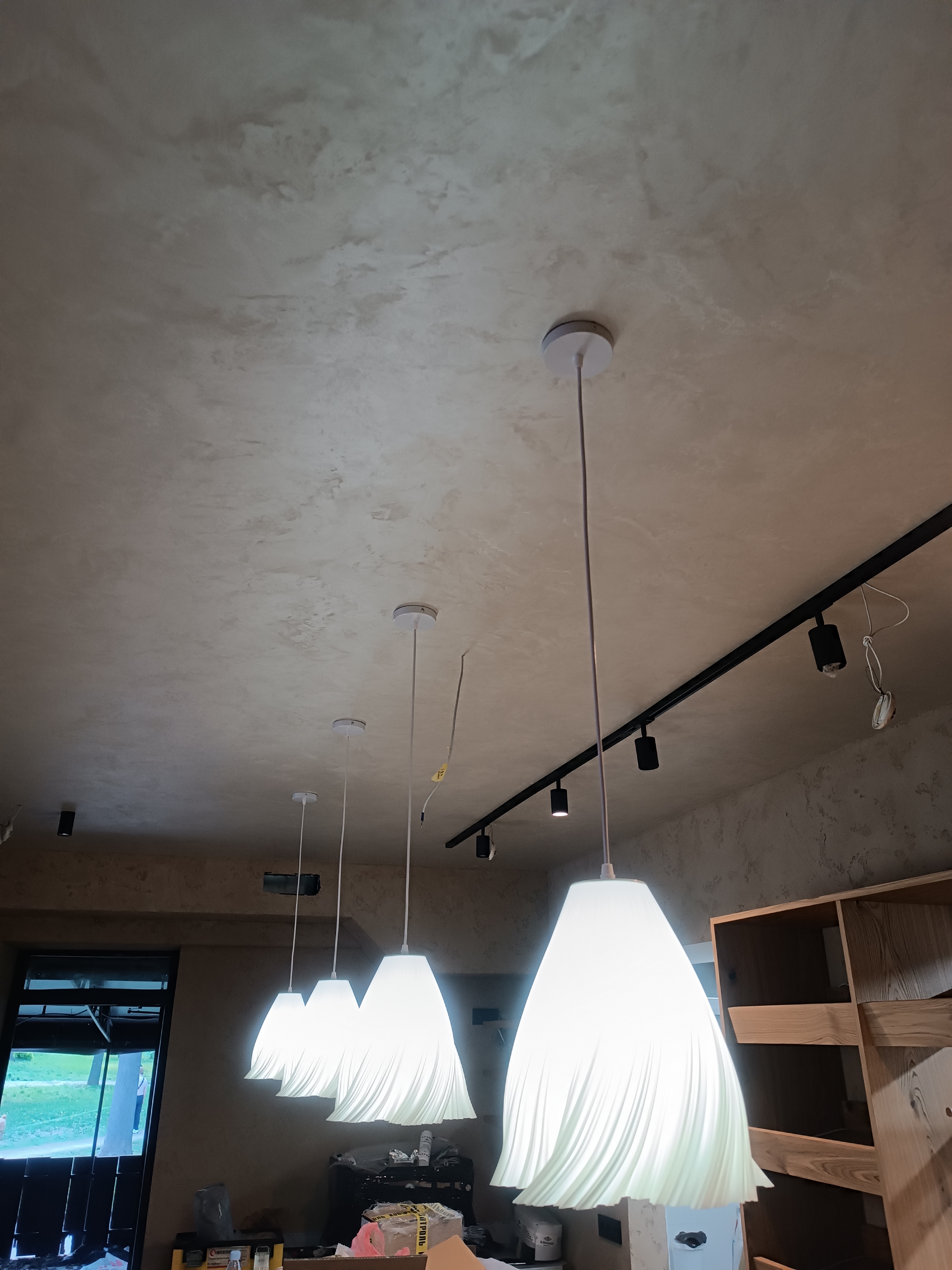 Фото Монтаж люстр і світильників різної складності