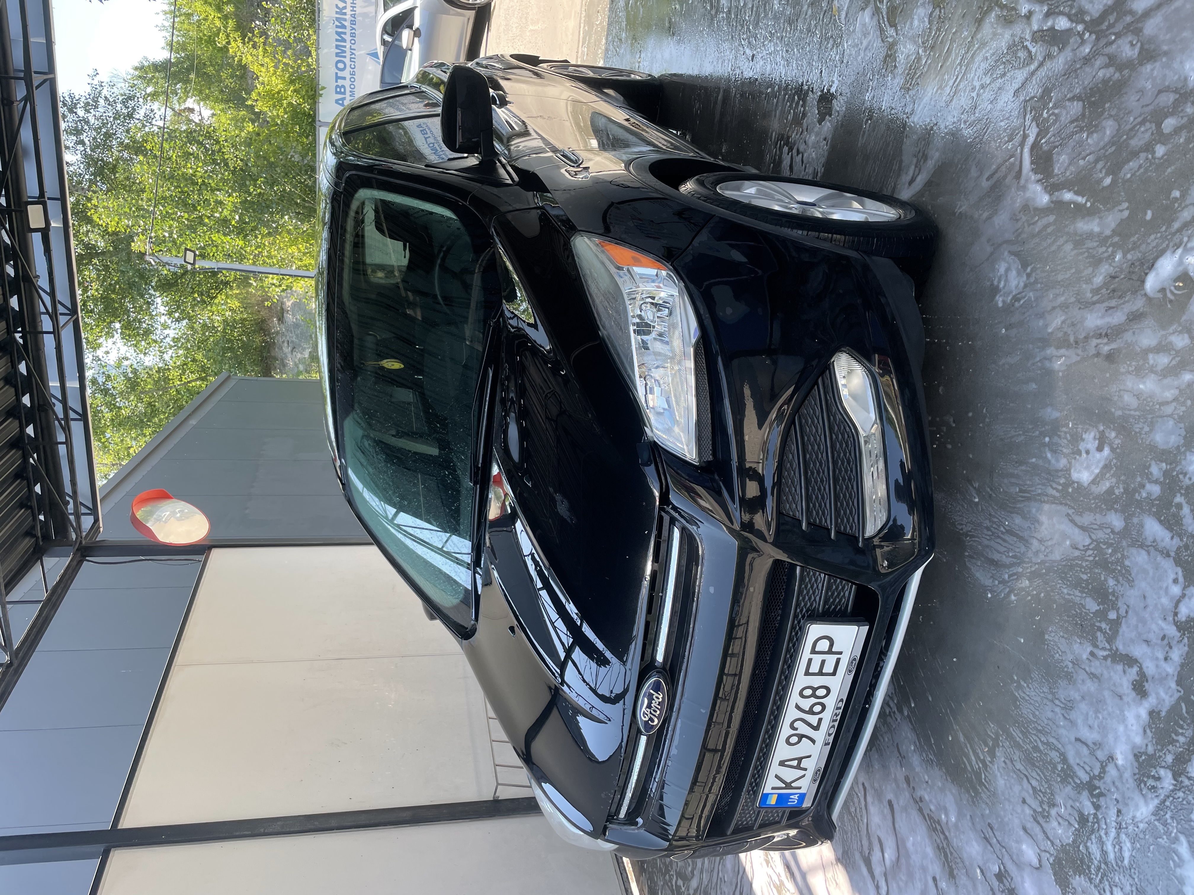 Фото Уверенный водитель на комфортном авто