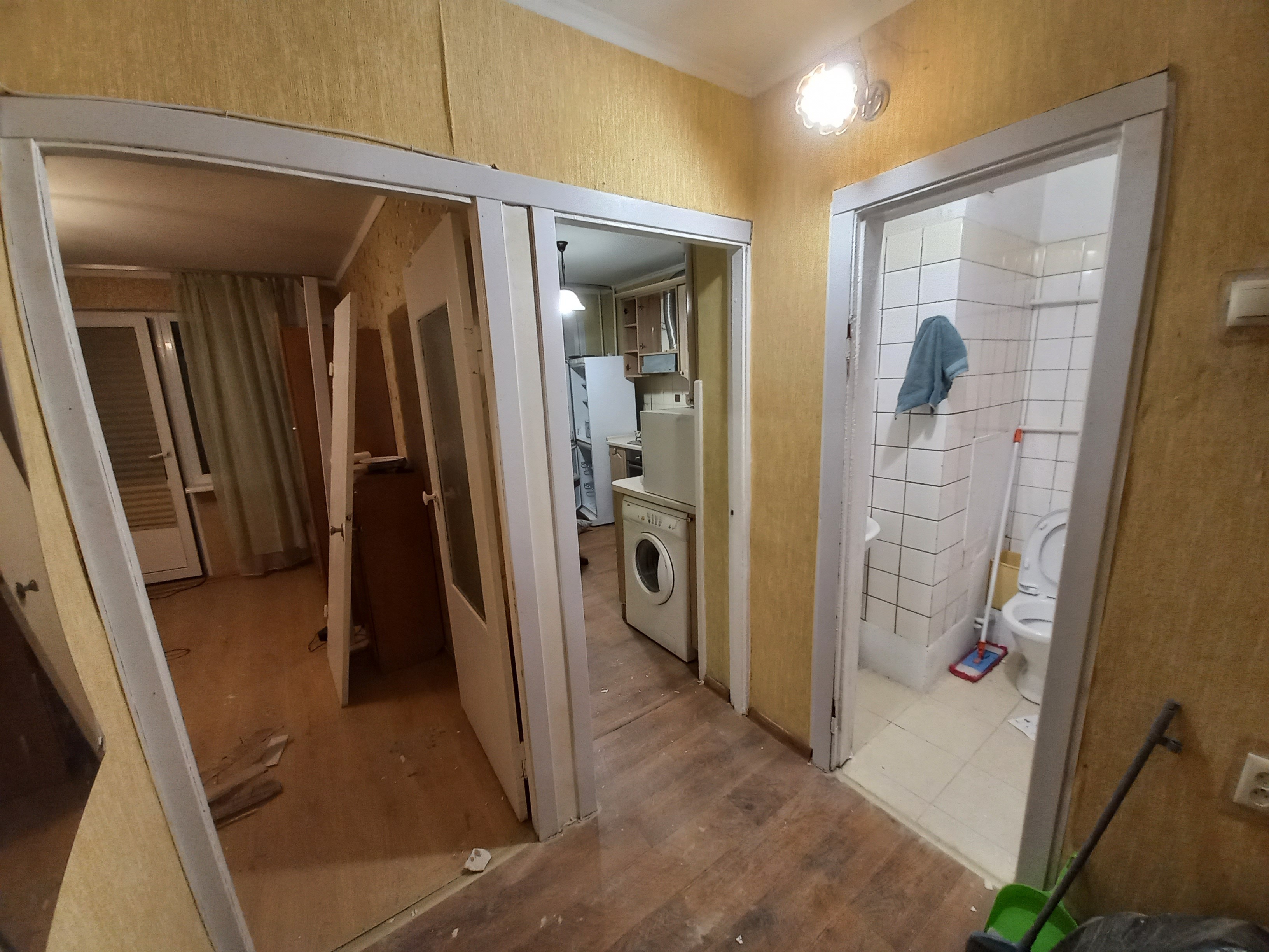 Фото заміна лиштви на старих одвірках зі вставкою між одвірок.