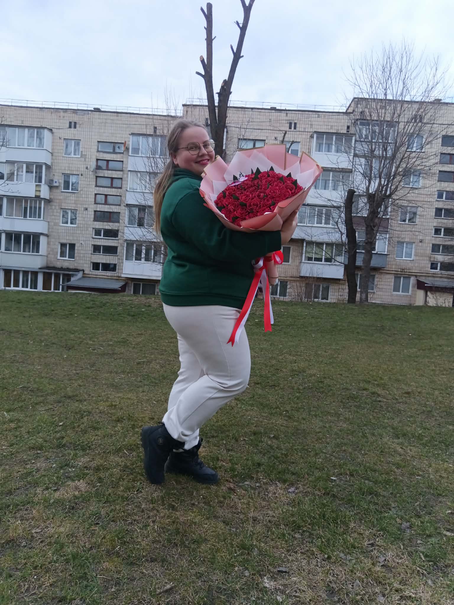 Фото Мене звати Валентина .Я майстер флорист по виготовленню квітів з атласної стрічки під ваші замовлення  квіти які не зівянуть і будуть радувати кожен день. Готова виконати будь які замовлення звертайтесь якісно недорого. Роблю квіти для військових які загинули захищаючи нас і наші сім'ї.Виконую з любов'ю до будь якого замовлення. Готова допомогти і підібрати для вас красиві вироби ручної роботи.Виконую в коробках,букетами в клубах різних розміром