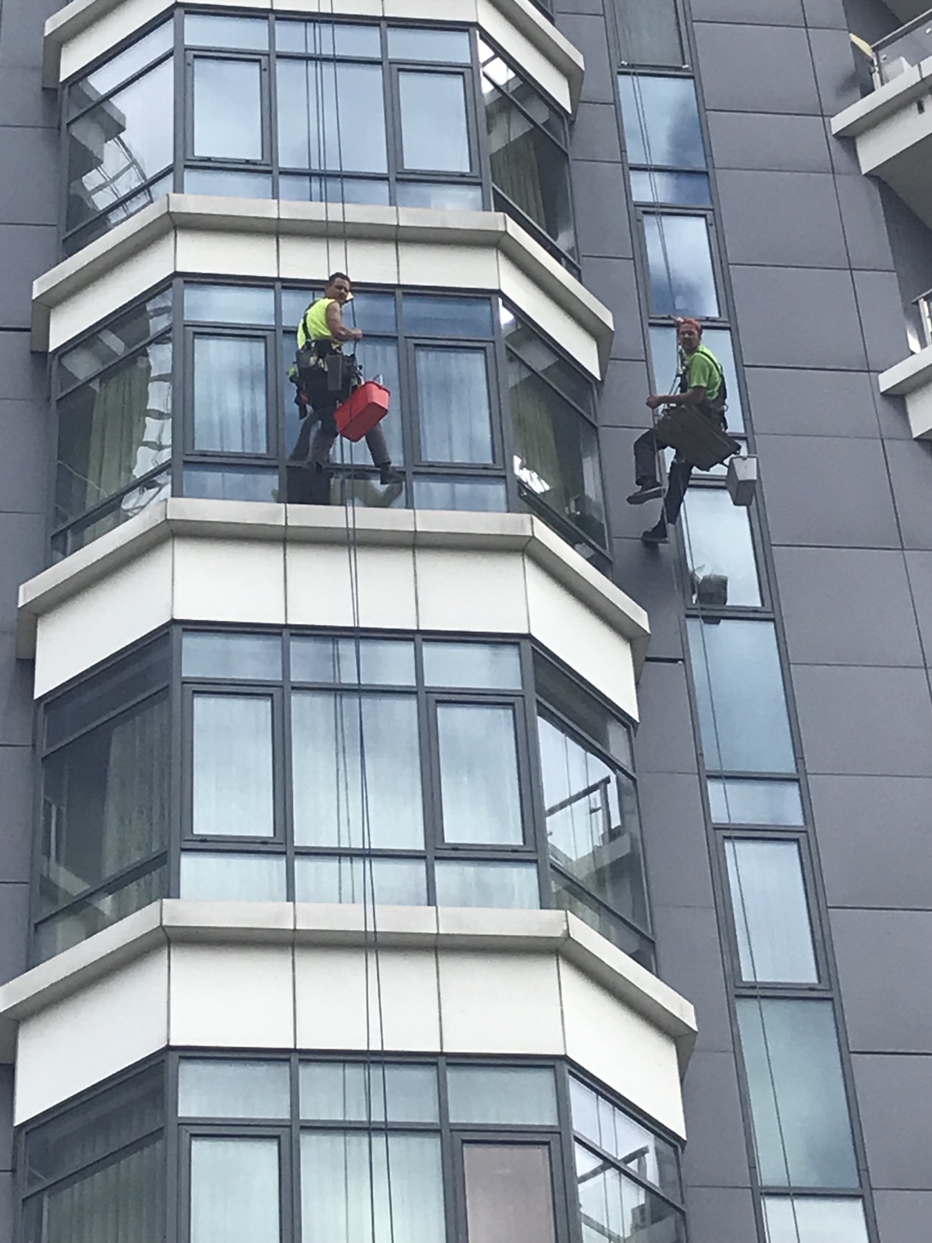 Фото  Миття вікон в багатоквартирному будинку