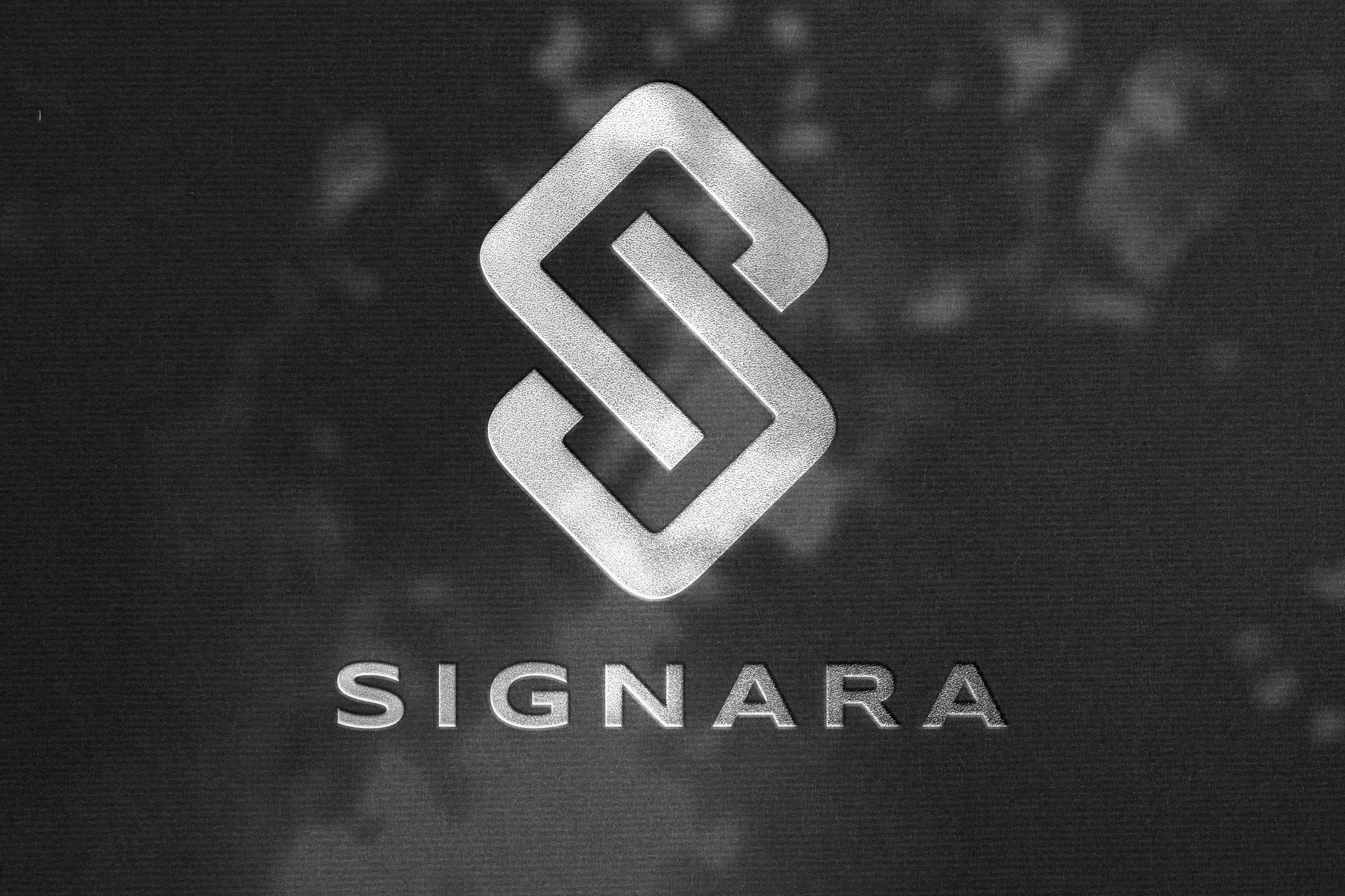 Фото Розробка сучасного мінімалістичного логотипа для бренду Signara.
Завдання: Створення унікального, структурованого знака в блочному стилі з чіткою геометричною формою.
Результати: Розроблено векторний логотип із вивіреними пропорціями, який відмінно адаптується під різні носії та зберігає читабельність у мінімальних розмірах.