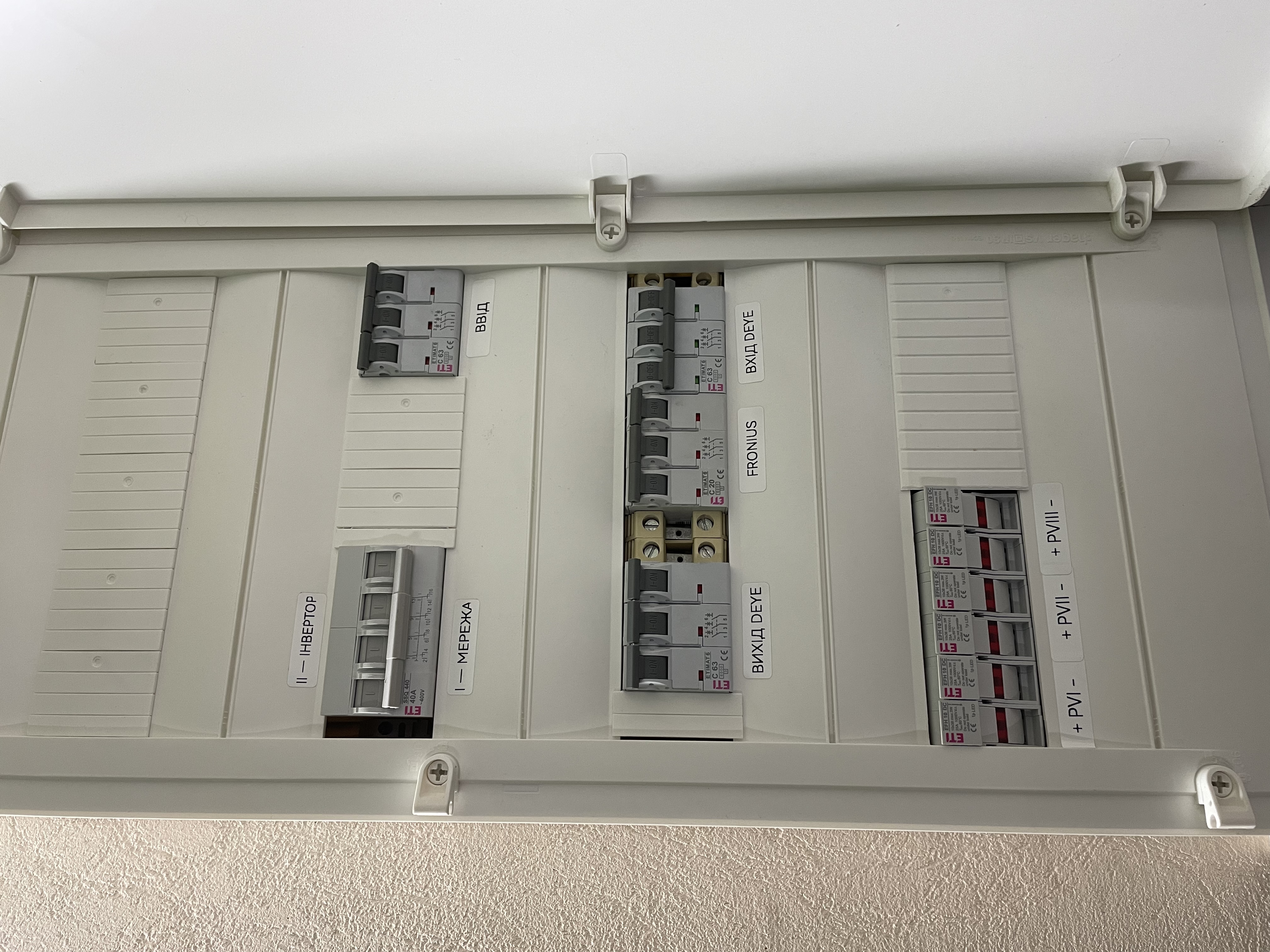 Фото Моменти інсталяції Deye 20 kW HV + Dyness STACK100-4. Працює в парі із мережевим Fronius 10 kW, модернізація станції + підняття потужності до 30 кВт, максимум для домогосподарства під зелений тариф. Під ключ.