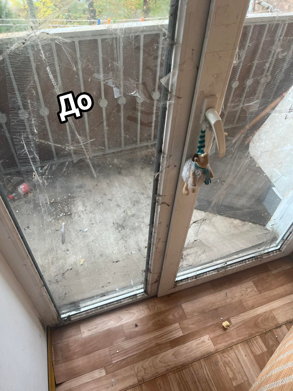 Фото відмити вікно від скотчу та останків клею від малярки, скотчу.
не проблема ціна договірна миючи засоби мої.