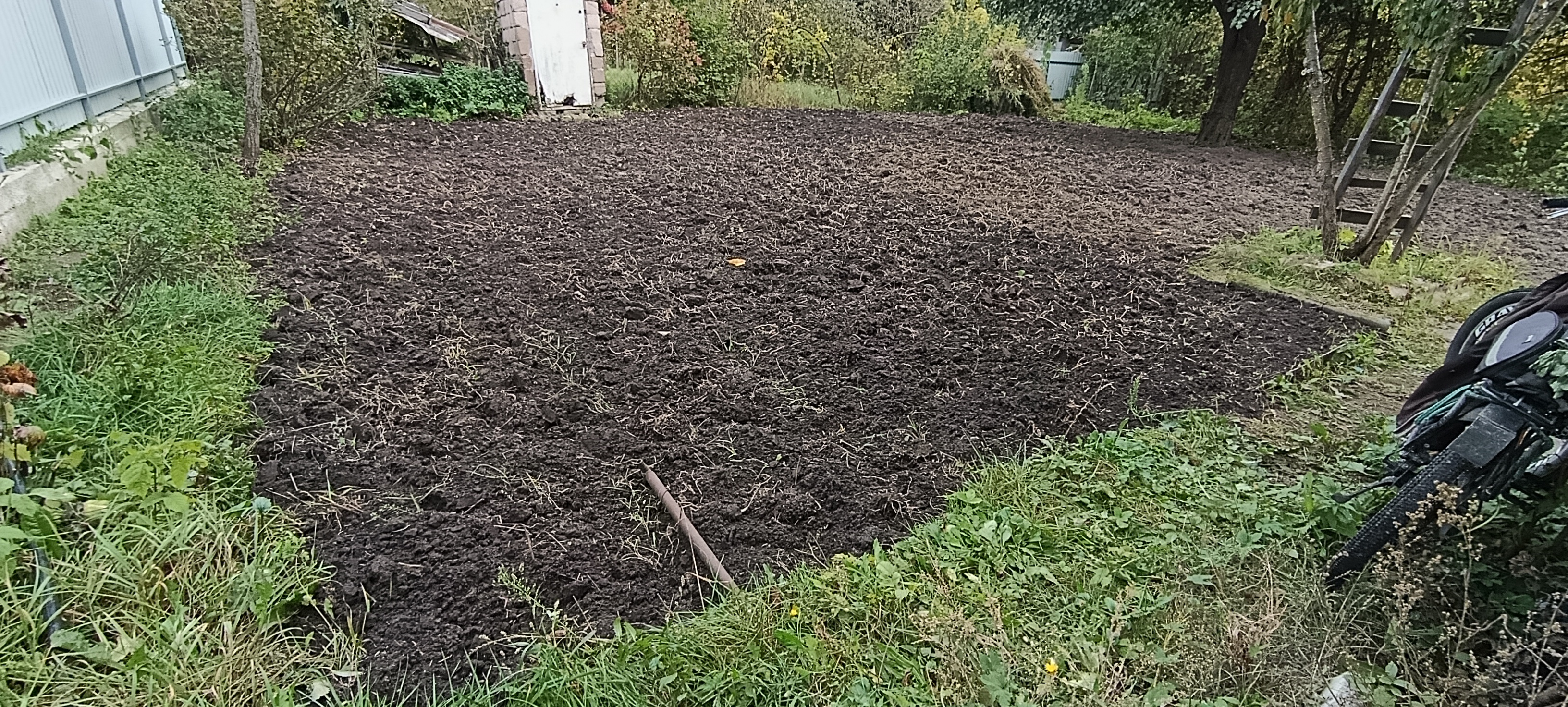 Фото Ділянка після прополки і перекопування