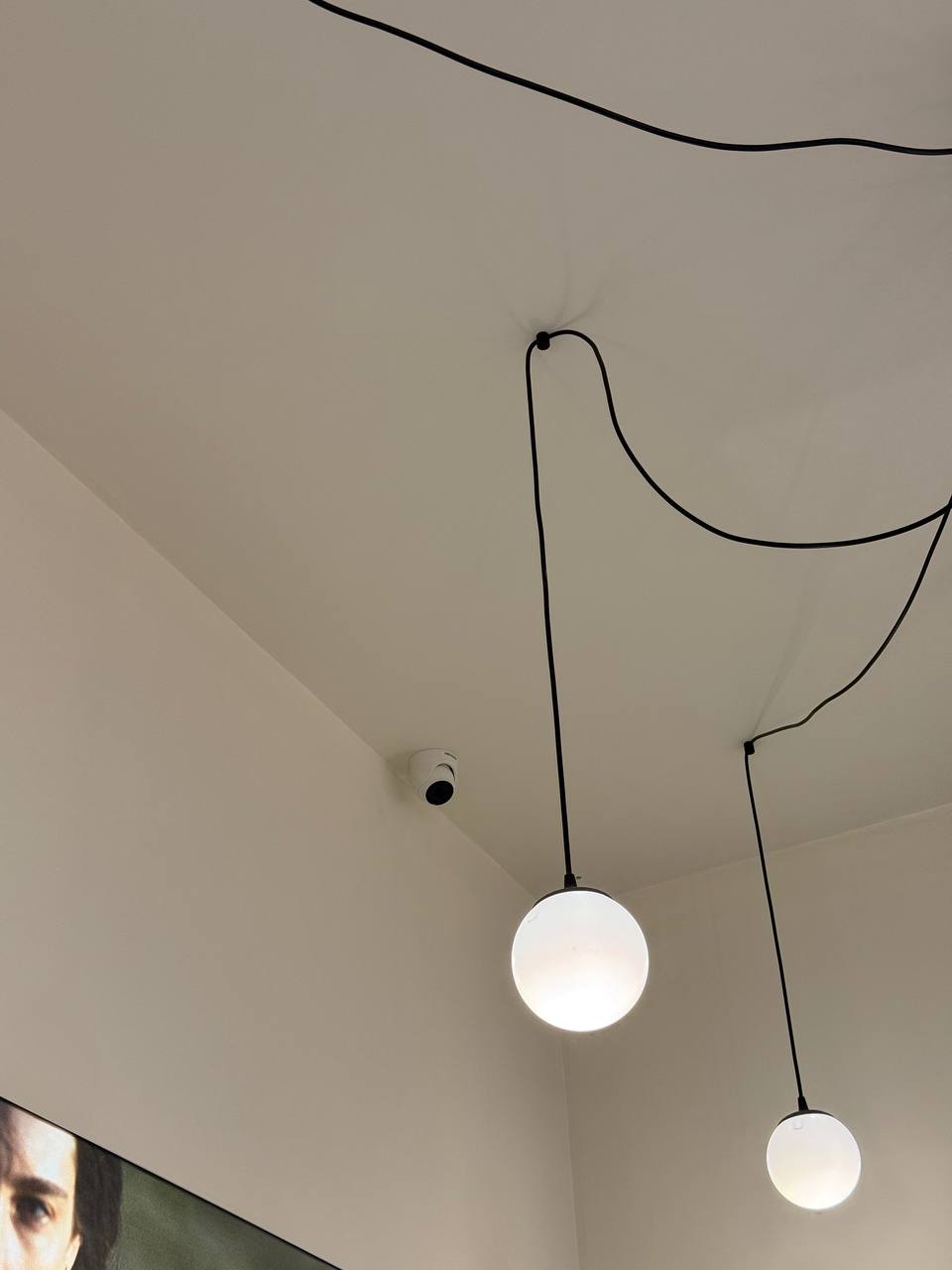 Фото В ТРЦ караван outlet в магазині одягу було встановлено аналогові камери відеоспостереження бренду Hikvision для перегляду за працівниками магазину і для відвідувачів магазину.