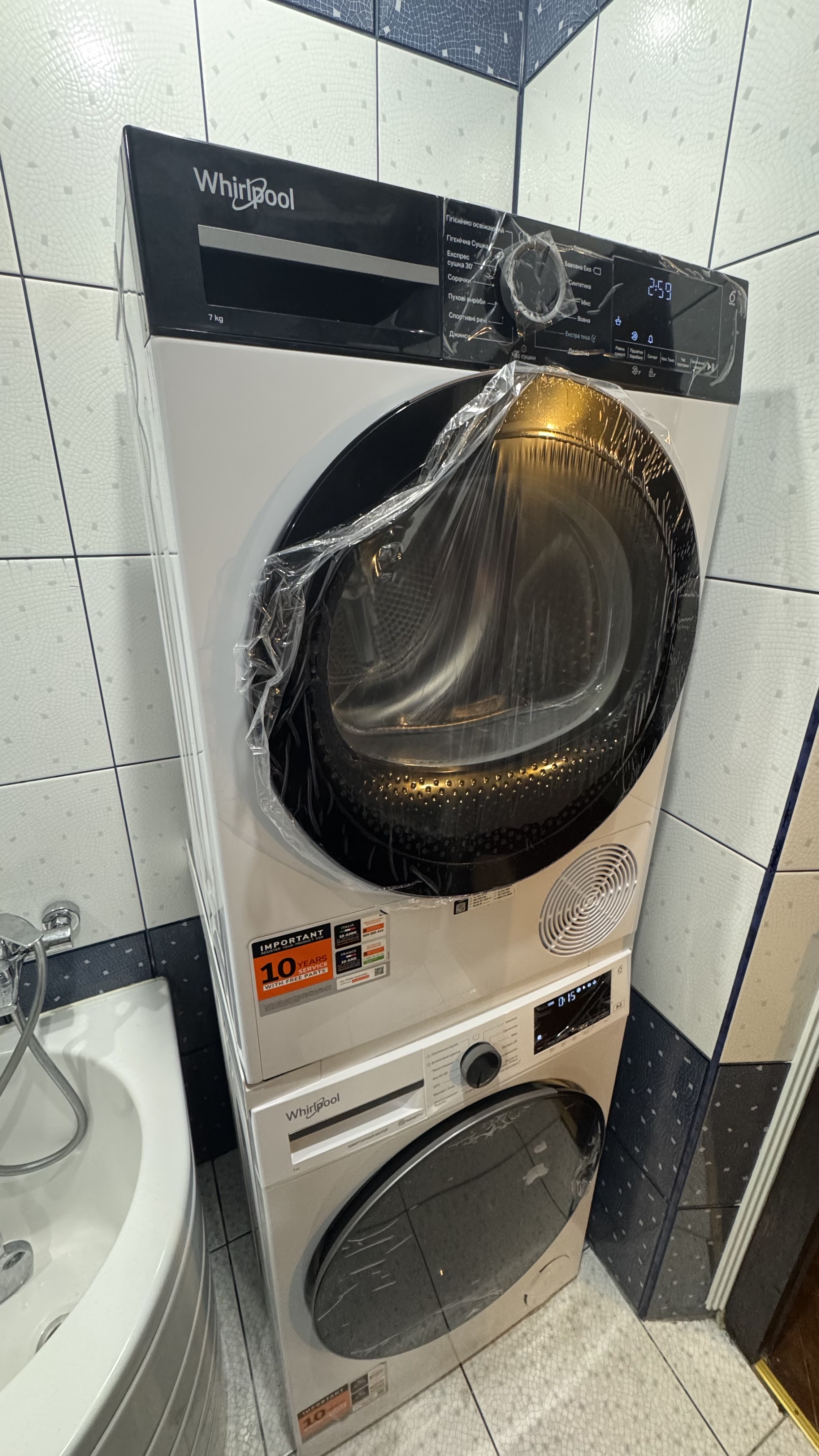 Фото Монтаж пралки та сушки Whirpool в колону