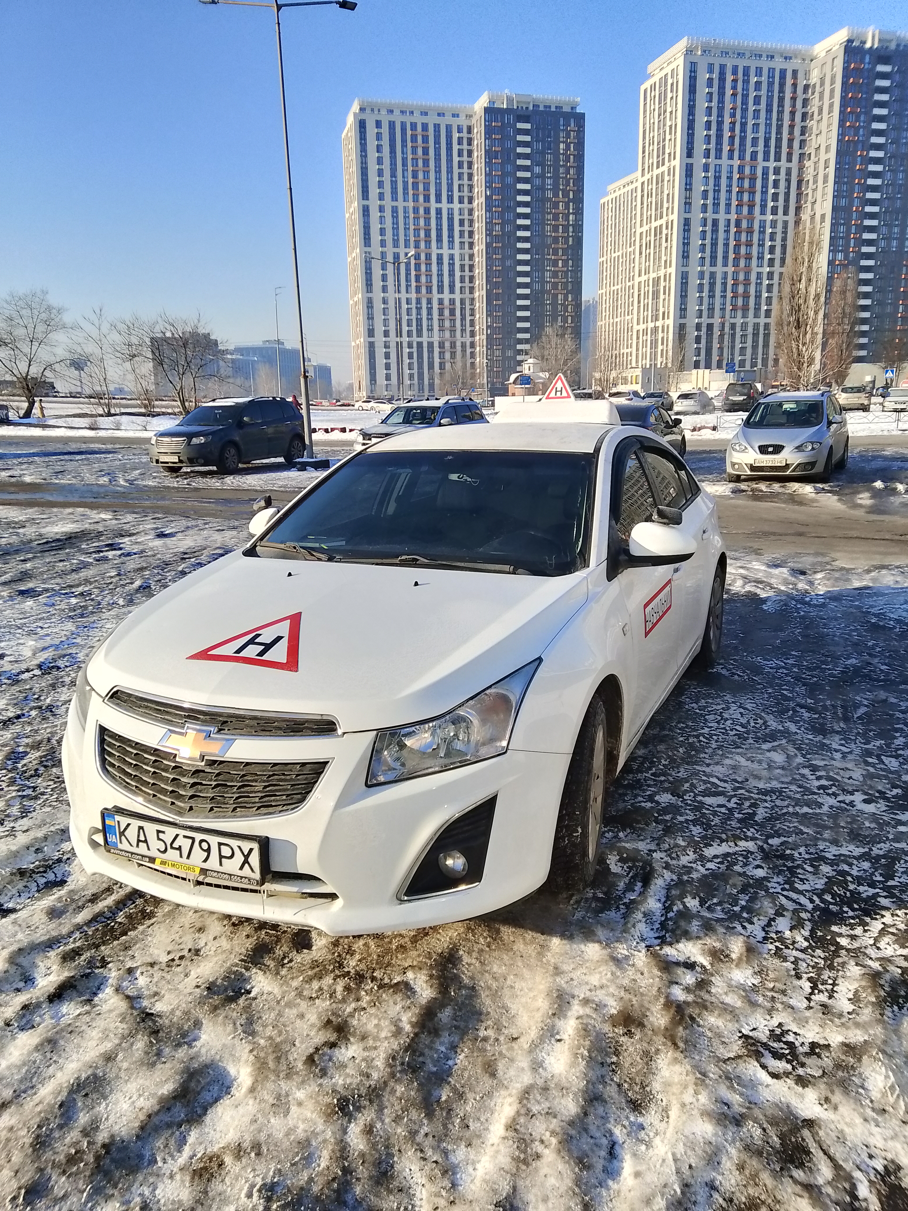Фото Шевроле Круз МКПП , сертифицированный учебный автомобиль , оборудован дублирующими педалями и дополнительными зеркалами.