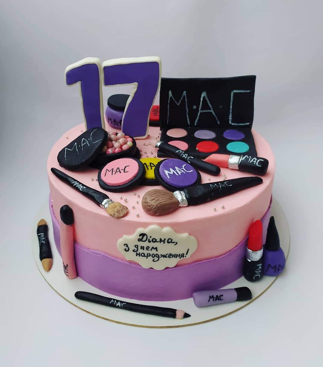 Фото Тортик з косметикою))) Декор з мастики)
