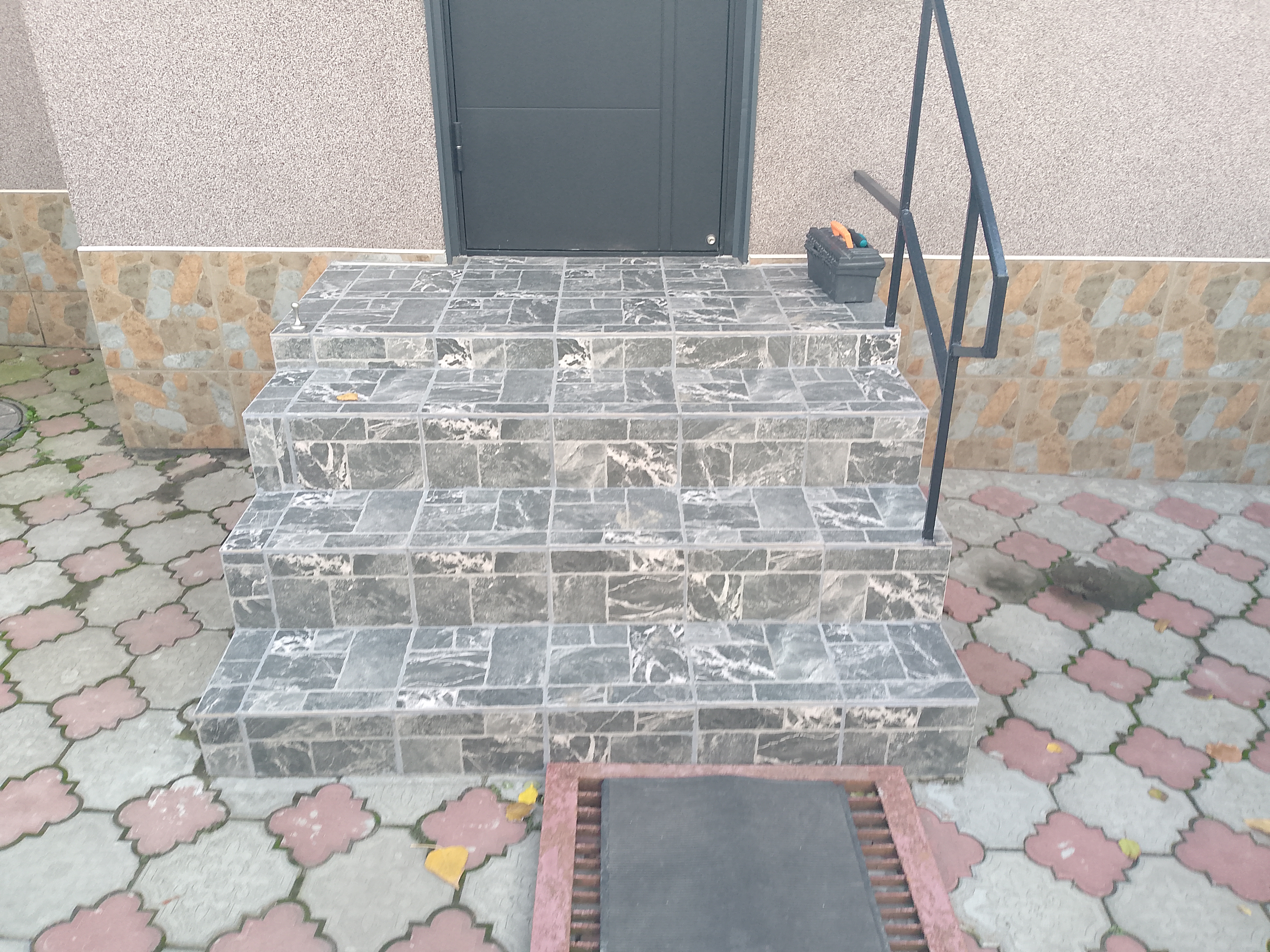 Фото оздоблення сходів керамо-гранітом