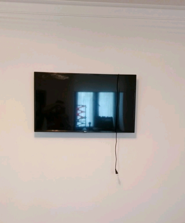 Фото Настінний монтаж телевізора