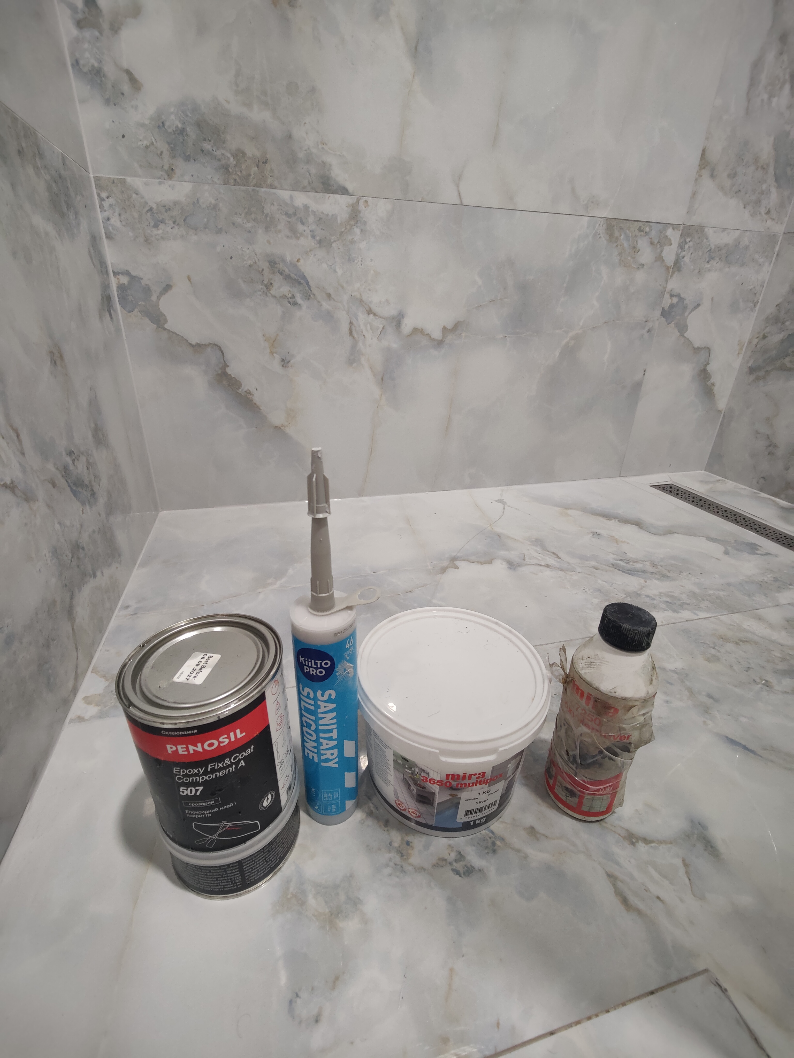 Фото Були зроблені наступні роботи:
- укріплення тріщини епоксидний клей Premium Epoxy Fix&Coat 507;
- розшивання швів гравером;
- фугування епоксидна фуга Mira 3650+ Mira 7250 Epoxy Remover;
- видалення старого силікону;
- проведено роботи із силіконом Kiilto Pro Sanitary Silicone